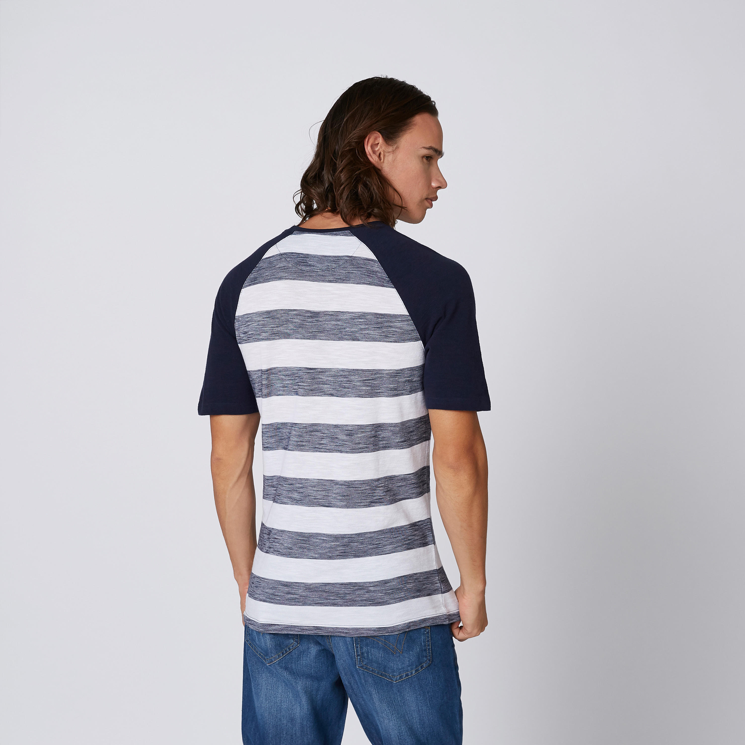 تيشيرت مستدام مقلّم بياقة مستديرة وأكمام مغايرة -men-clothing-tshirtsandpolos-tshirts-image-2