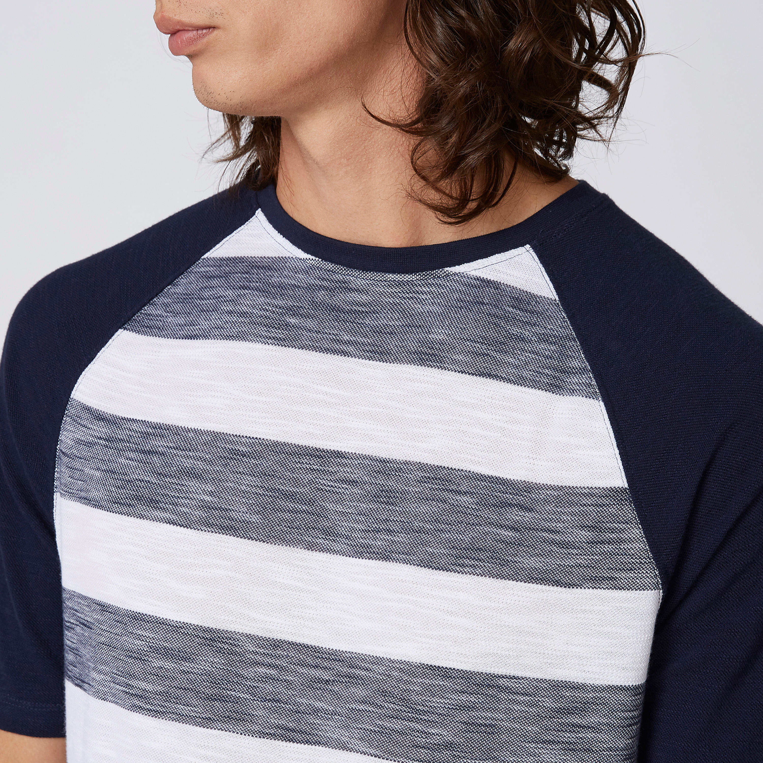 تيشيرت مستدام مقلّم بياقة مستديرة وأكمام مغايرة -men-clothing-tshirtsandpolos-tshirts-image-5