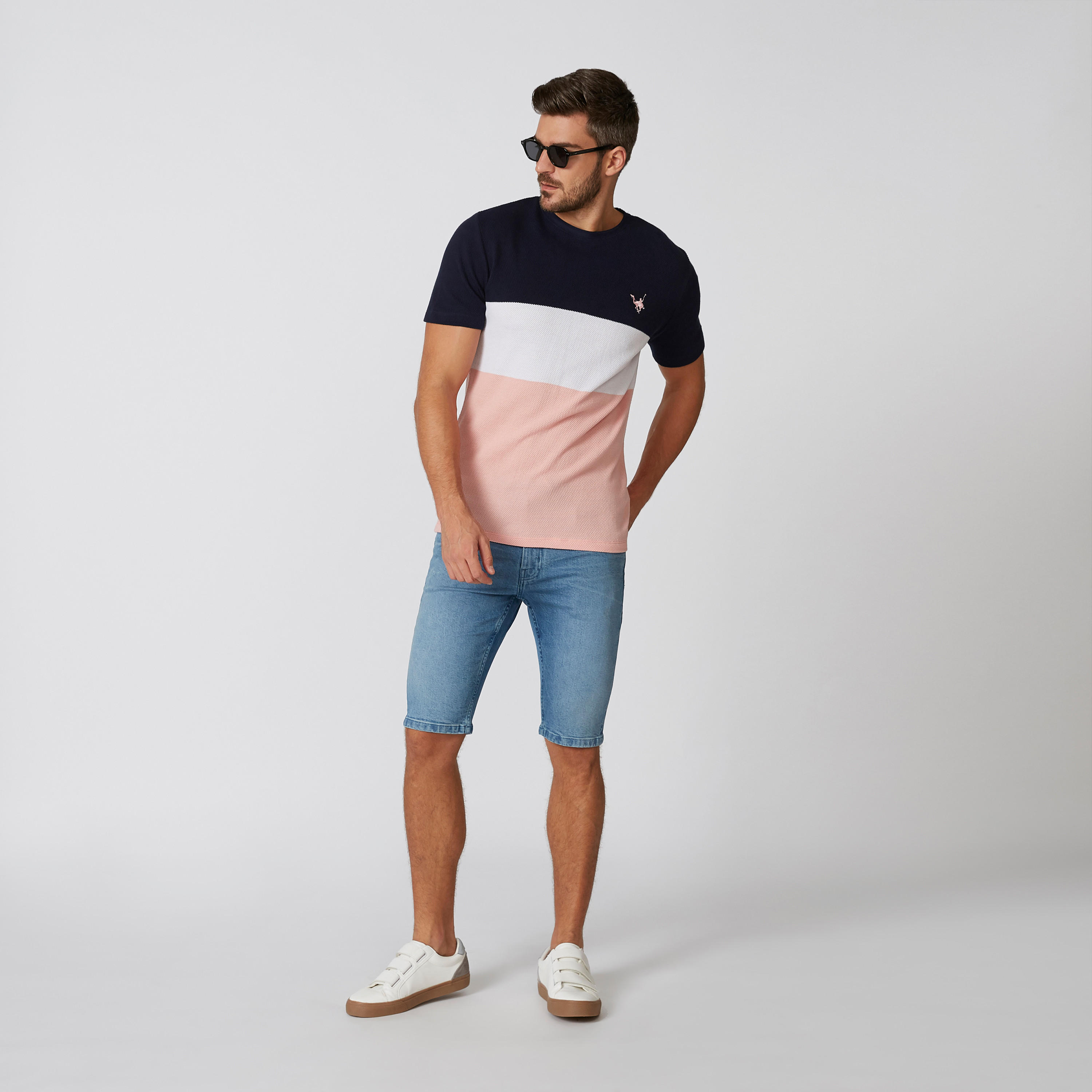 تيشيرت مستدام بنمط قوالب ملوّنة بياقة مستديرة وأكمام قصيرة -men-clothing-tshirtsandpolos-tshirts-image-2