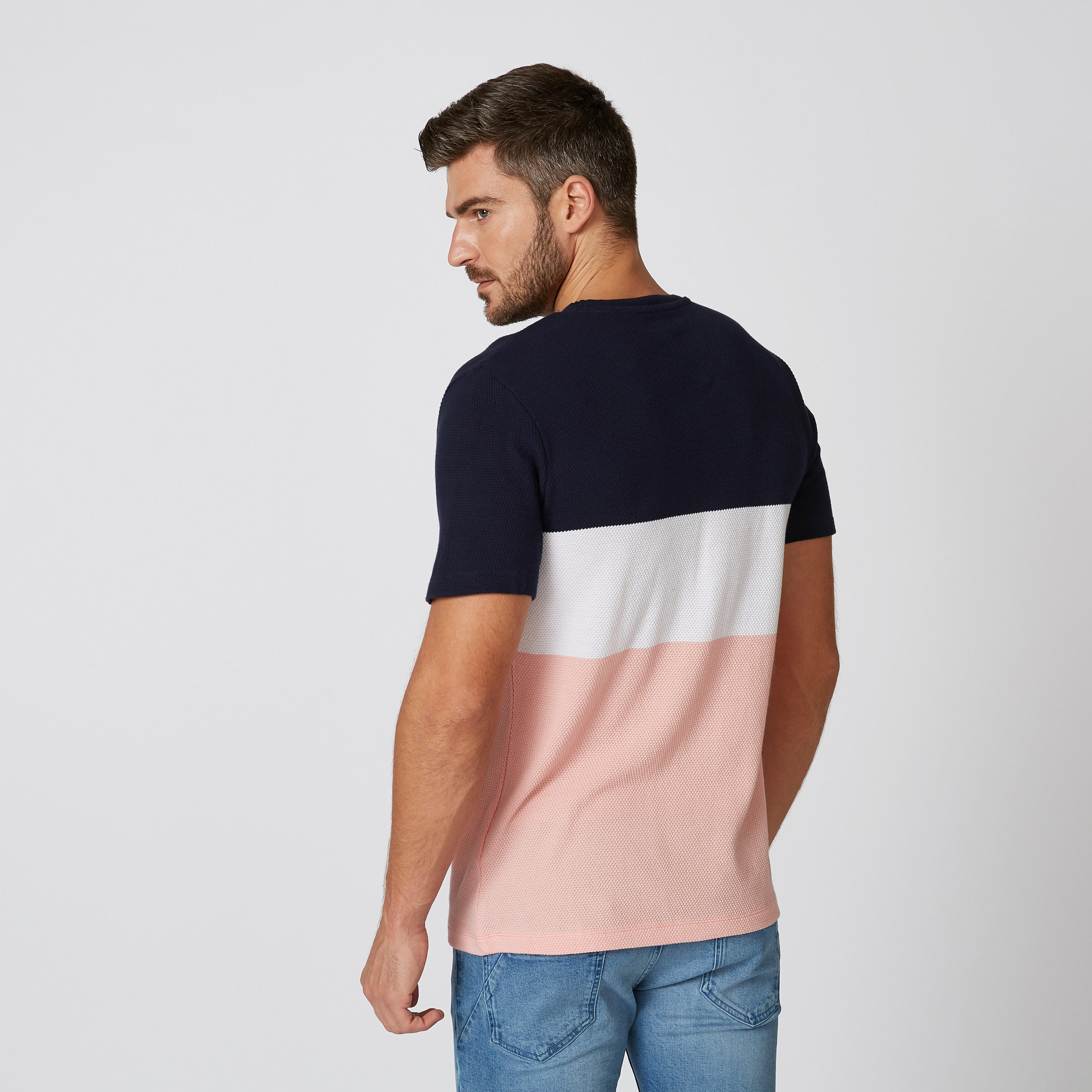 تيشيرت مستدام بنمط قوالب ملوّنة بياقة مستديرة وأكمام قصيرة -men-clothing-tshirtsandpolos-tshirts-image-3