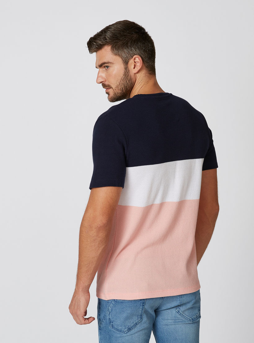 تيشيرت مستدام بنمط قوالب ملوّنة بياقة مستديرة وأكمام قصيرة -men-clothing-tshirtsandpolos-tshirts-image-3