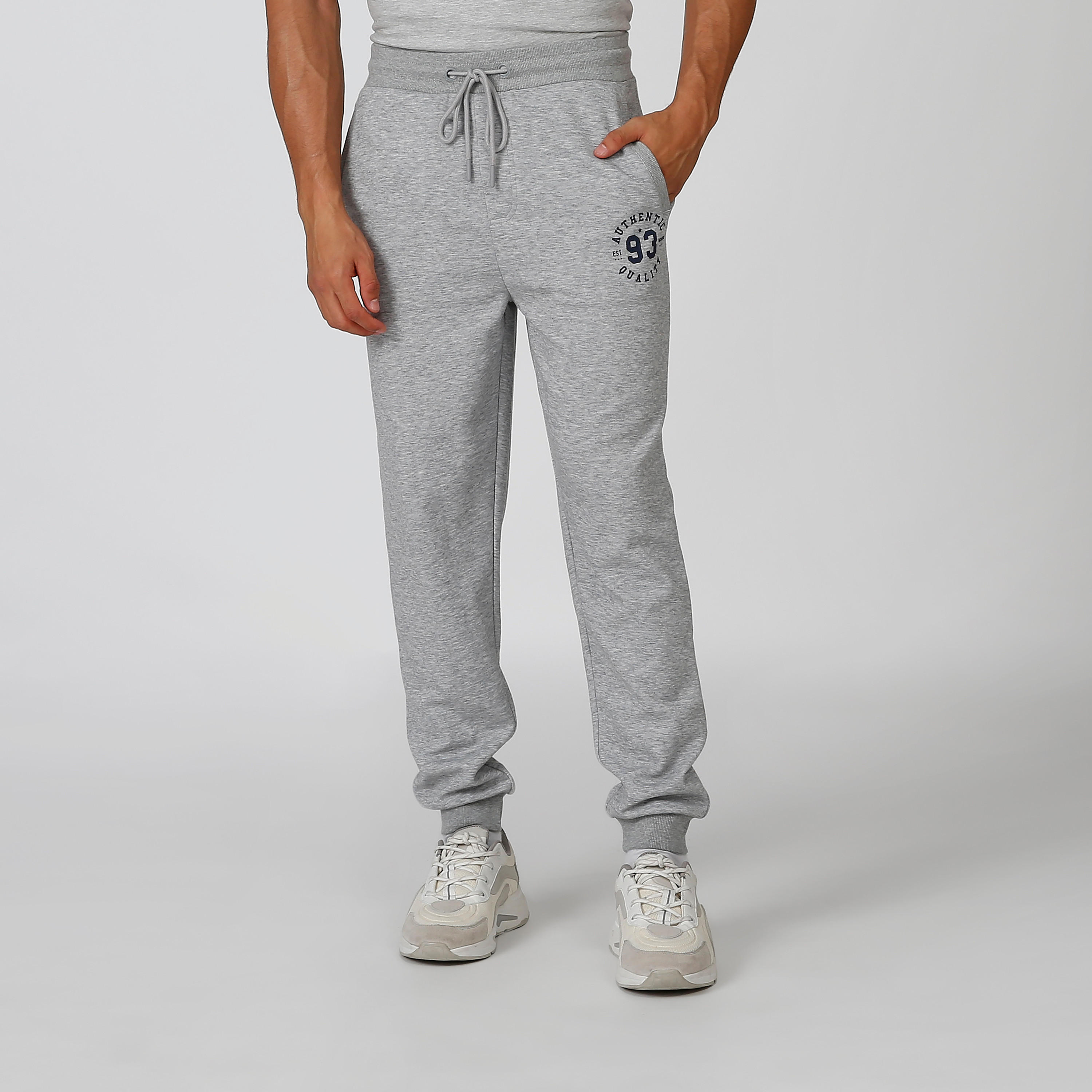 بنطلون رياضي مستدام بخصر مرن وجيوب وطبعات -men-clothing-bottoms-joggers-image-1