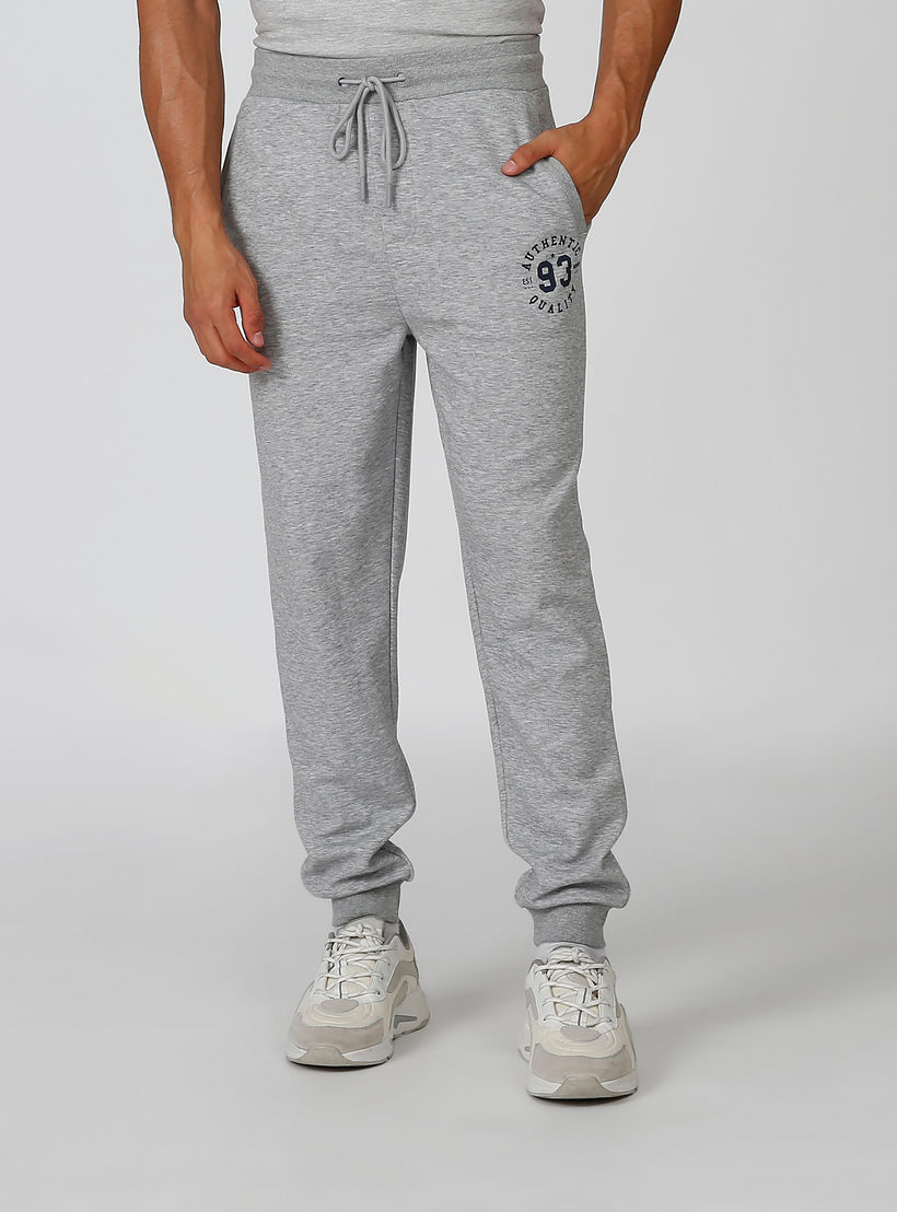 بنطلون رياضي مستدام بخصر مرن وجيوب وطبعات -men-clothing-bottoms-joggers-image-1