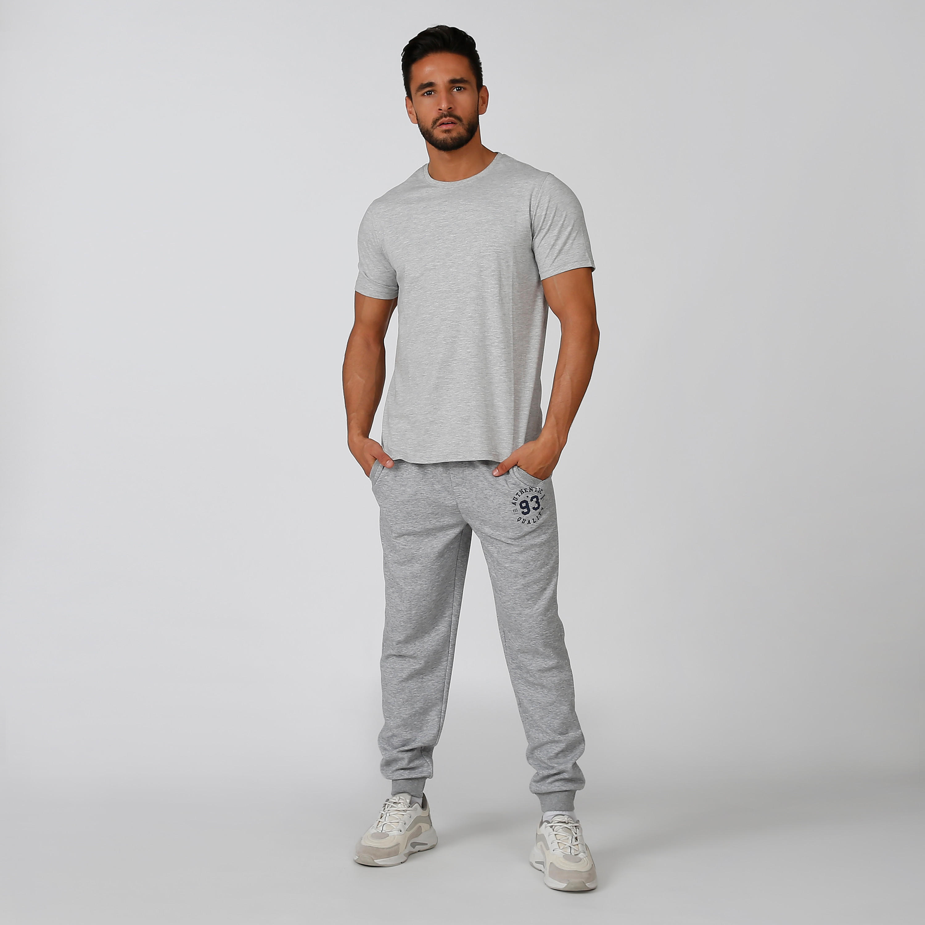 بنطلون رياضي مستدام بخصر مرن وجيوب وطبعات -men-clothing-bottoms-joggers-image-2