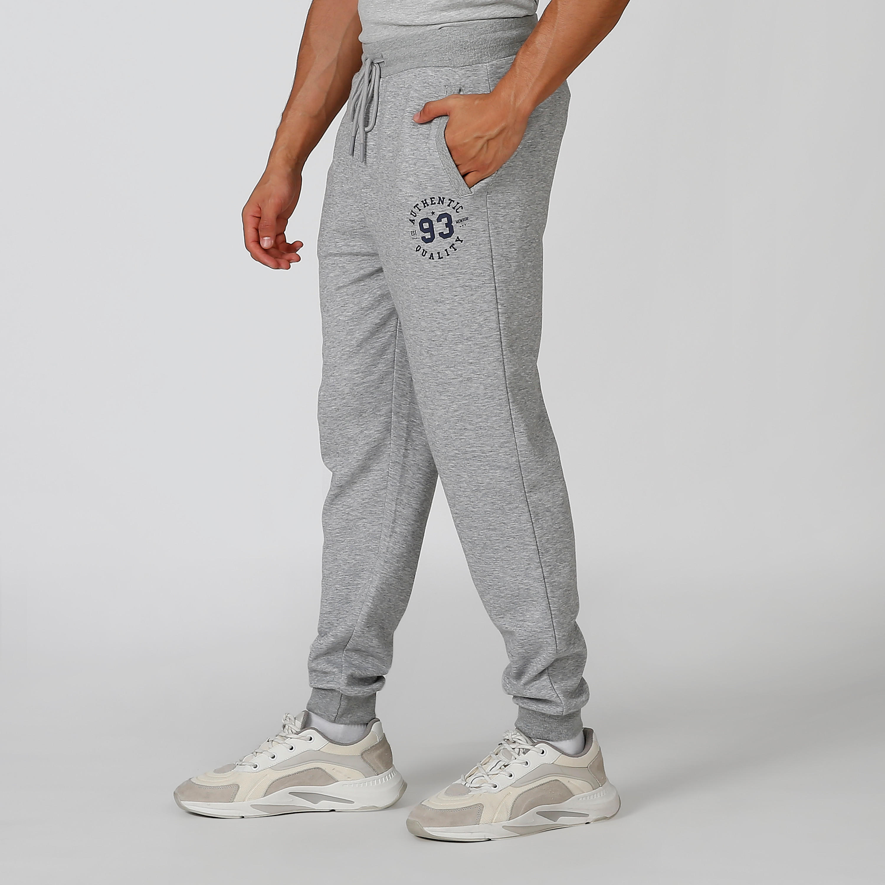 بنطلون رياضي مستدام بخصر مرن وجيوب وطبعات -men-clothing-bottoms-joggers-image-4