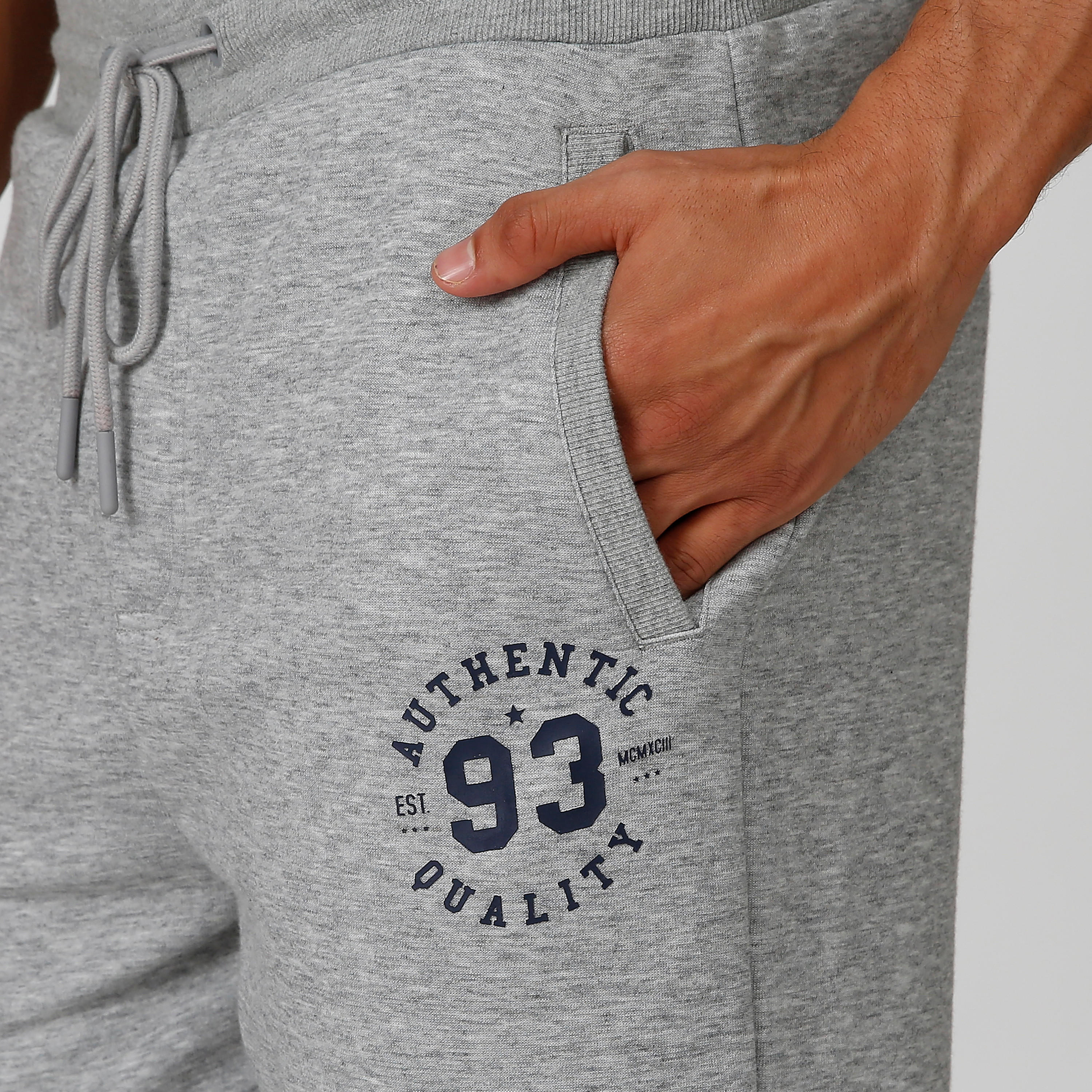 بنطلون رياضي مستدام بخصر مرن وجيوب وطبعات -men-clothing-bottoms-joggers-image-5