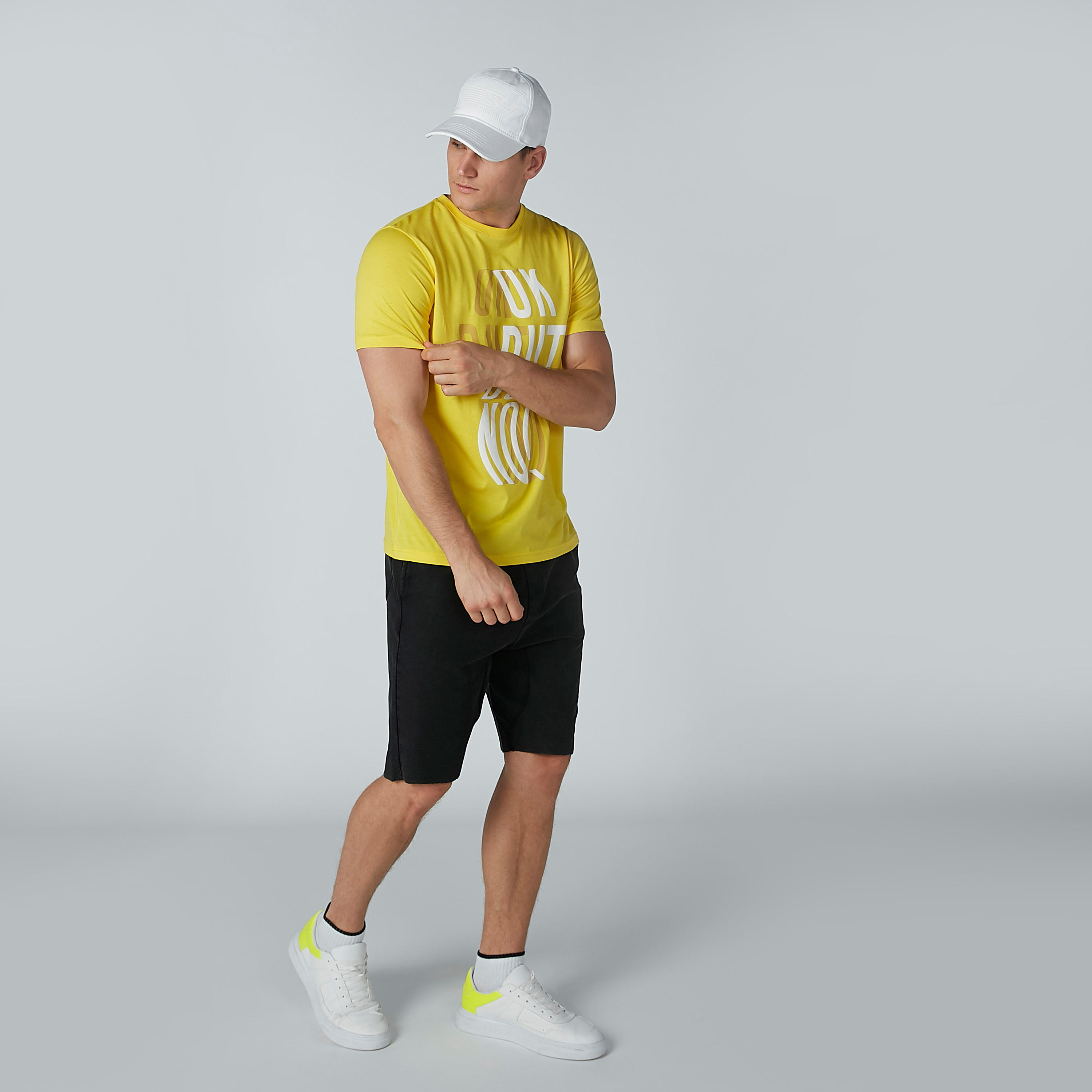 تيشيرت بياقة مستديرة وأكمام قصيرة وطبعات-men-clothing-tshirtsandpolos-tshirts-image-2