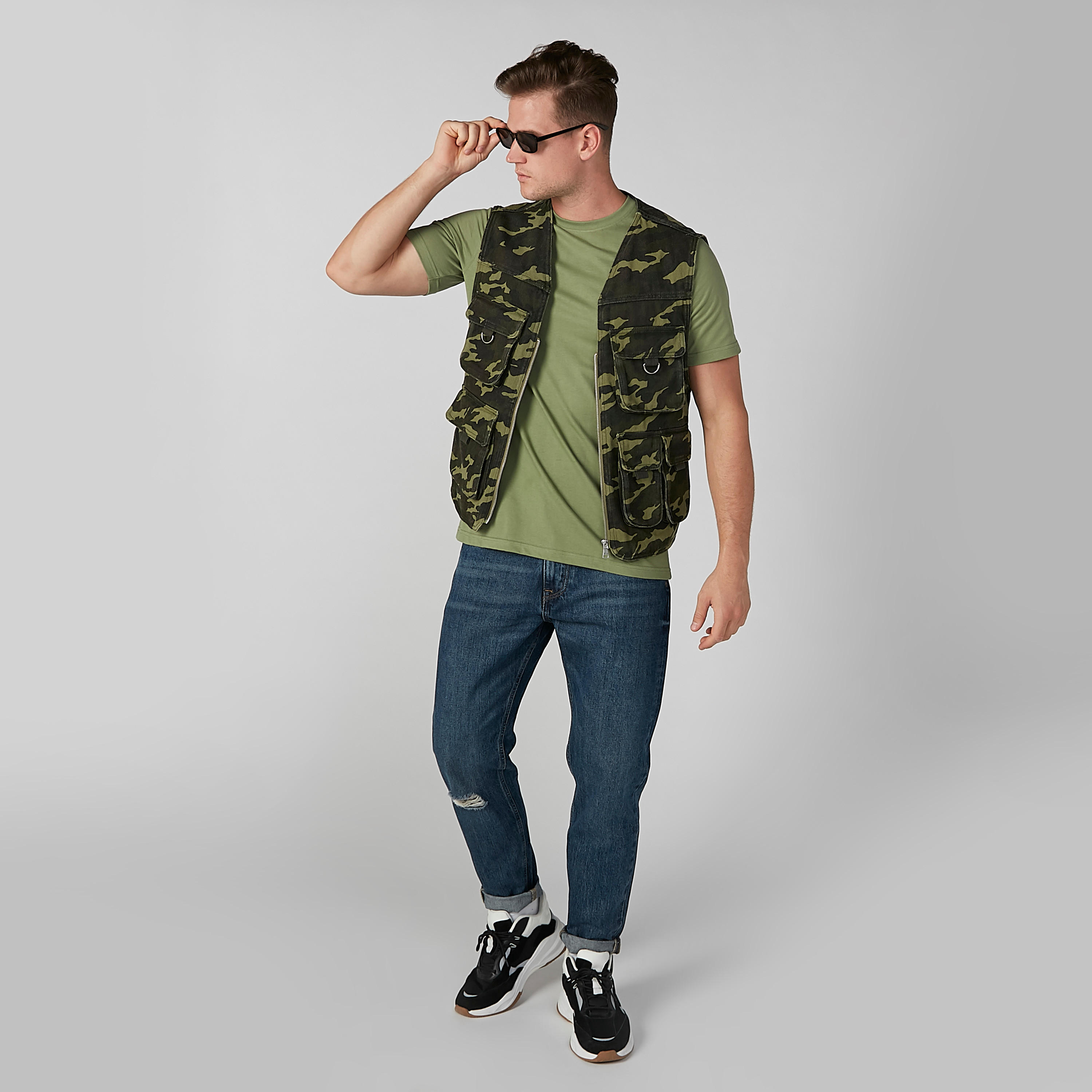 تيشيرت سادة بياقة ضيّقة وأكمام قصيرة-men-clothing-tshirtsandpolos-tshirts-image-4
