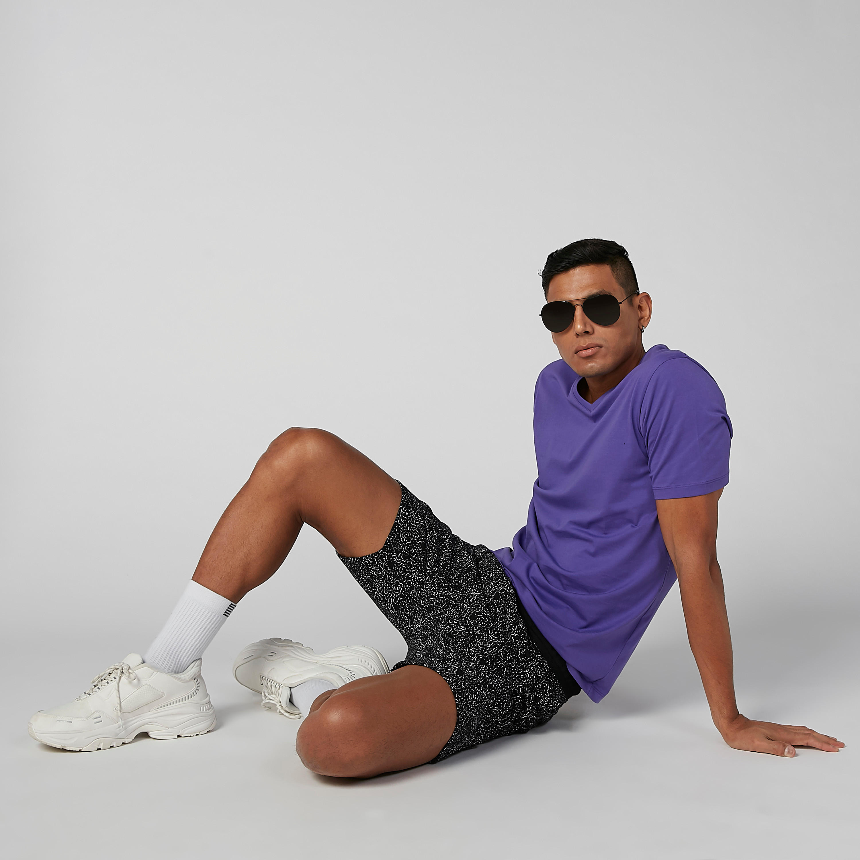 تيشيرت سادة بياقة V وأكمام قصيرة-men-clothing-tshirtsandpolos-tshirts-image-4