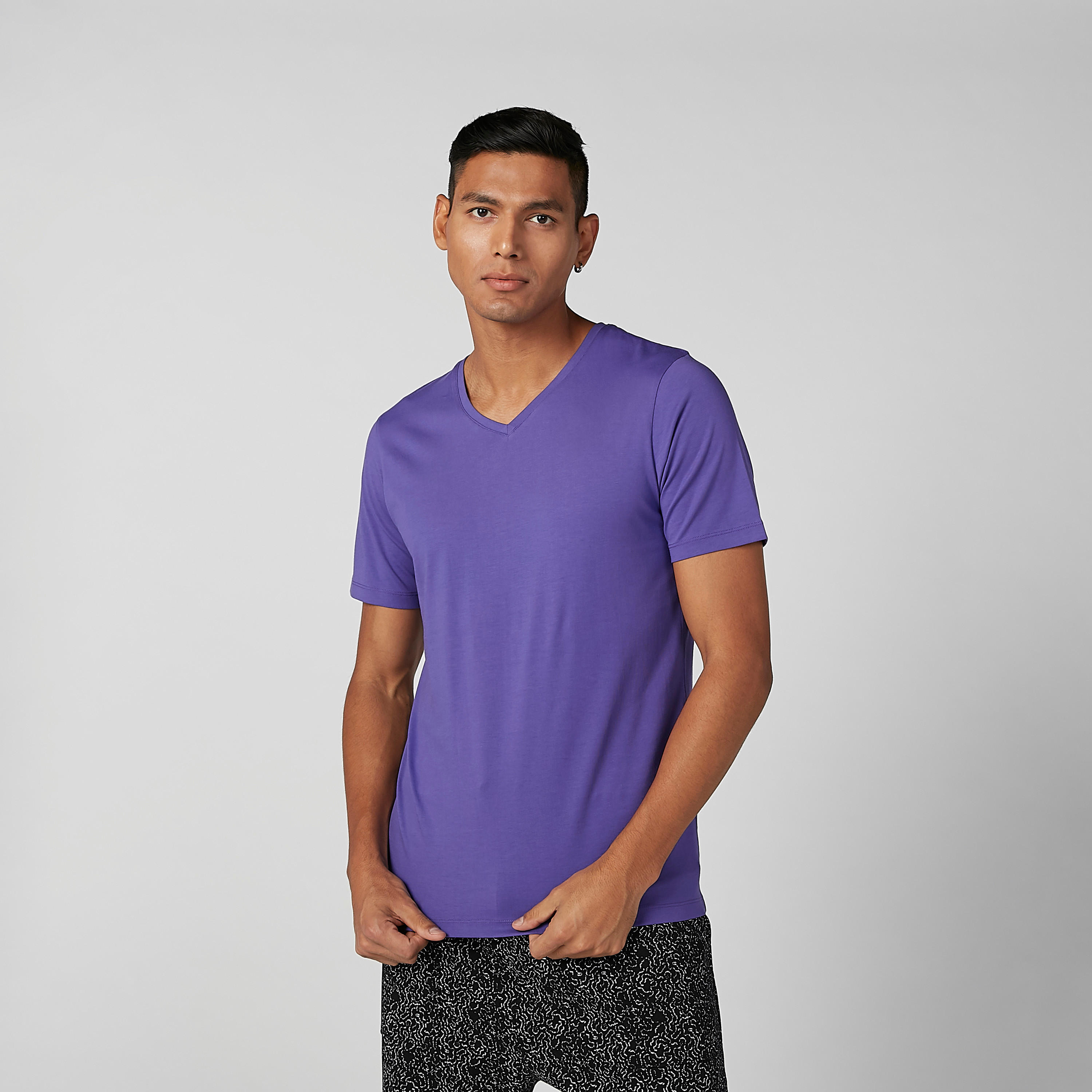 تيشيرت سادة بياقة V وأكمام قصيرة-men-clothing-tshirtsandpolos-tshirts-image-3