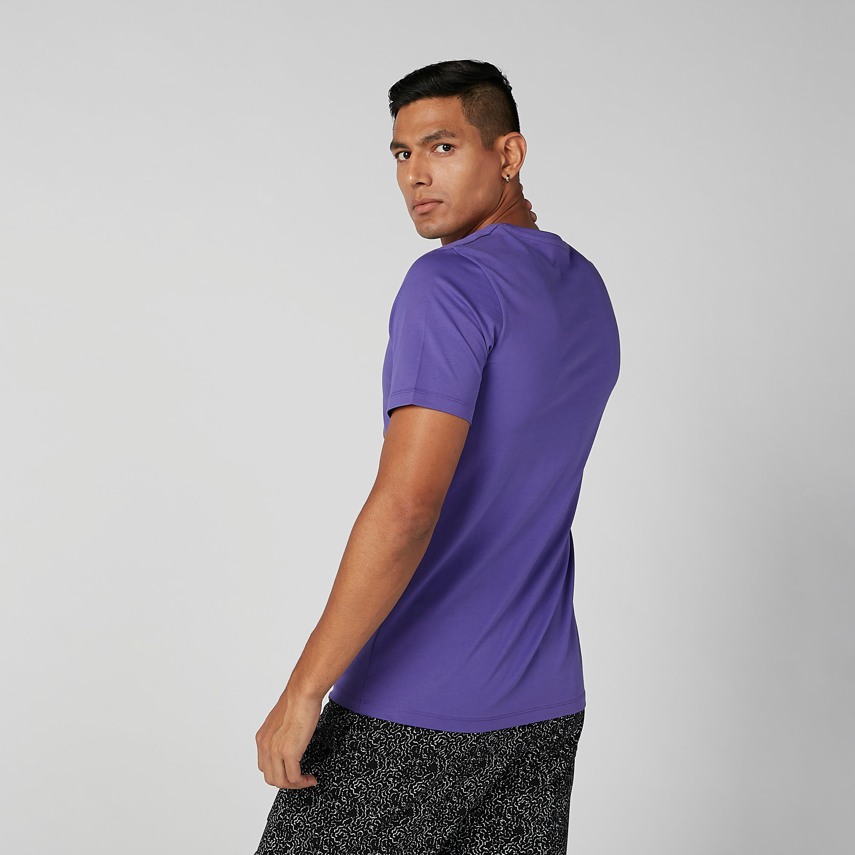 تيشيرت سادة بياقة V وأكمام قصيرة-men-clothing-tshirtsandpolos-tshirts-image-2