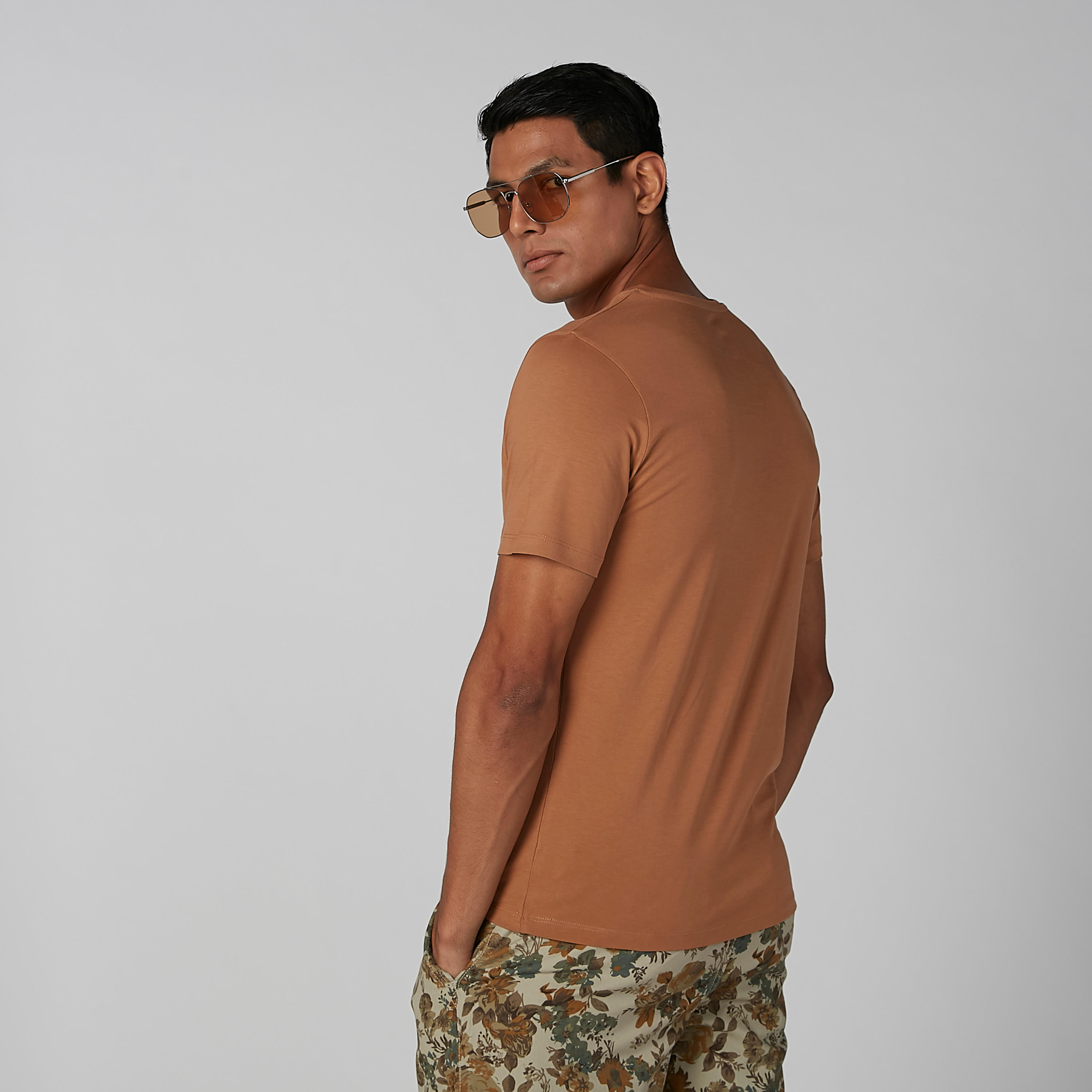 تيشيرت سادة بياقة V وأكمام قصيرة-men-clothing-tshirtsandpolos-tshirts-image-3