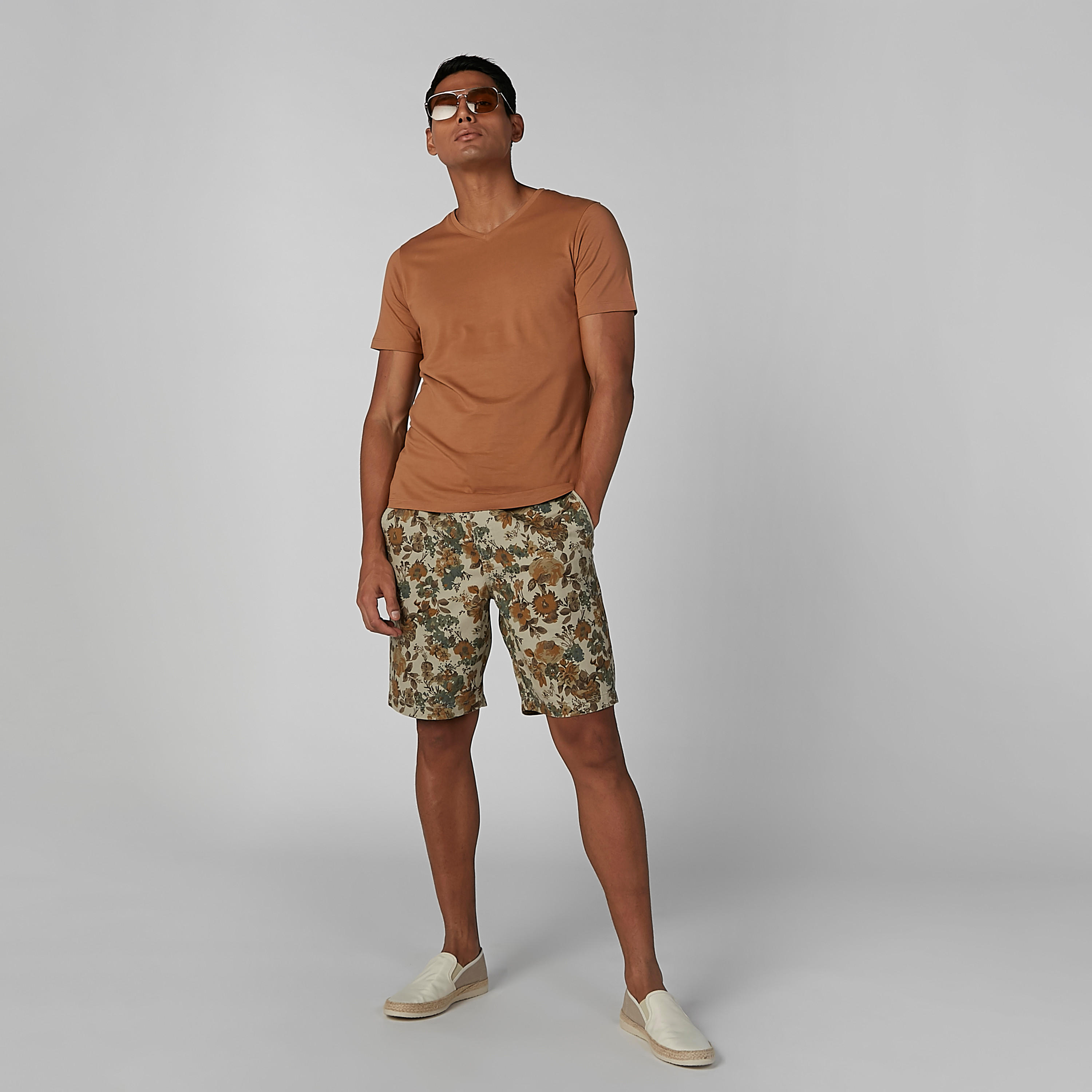 تيشيرت سادة بياقة V وأكمام قصيرة-men-clothing-tshirtsandpolos-tshirts-image-2