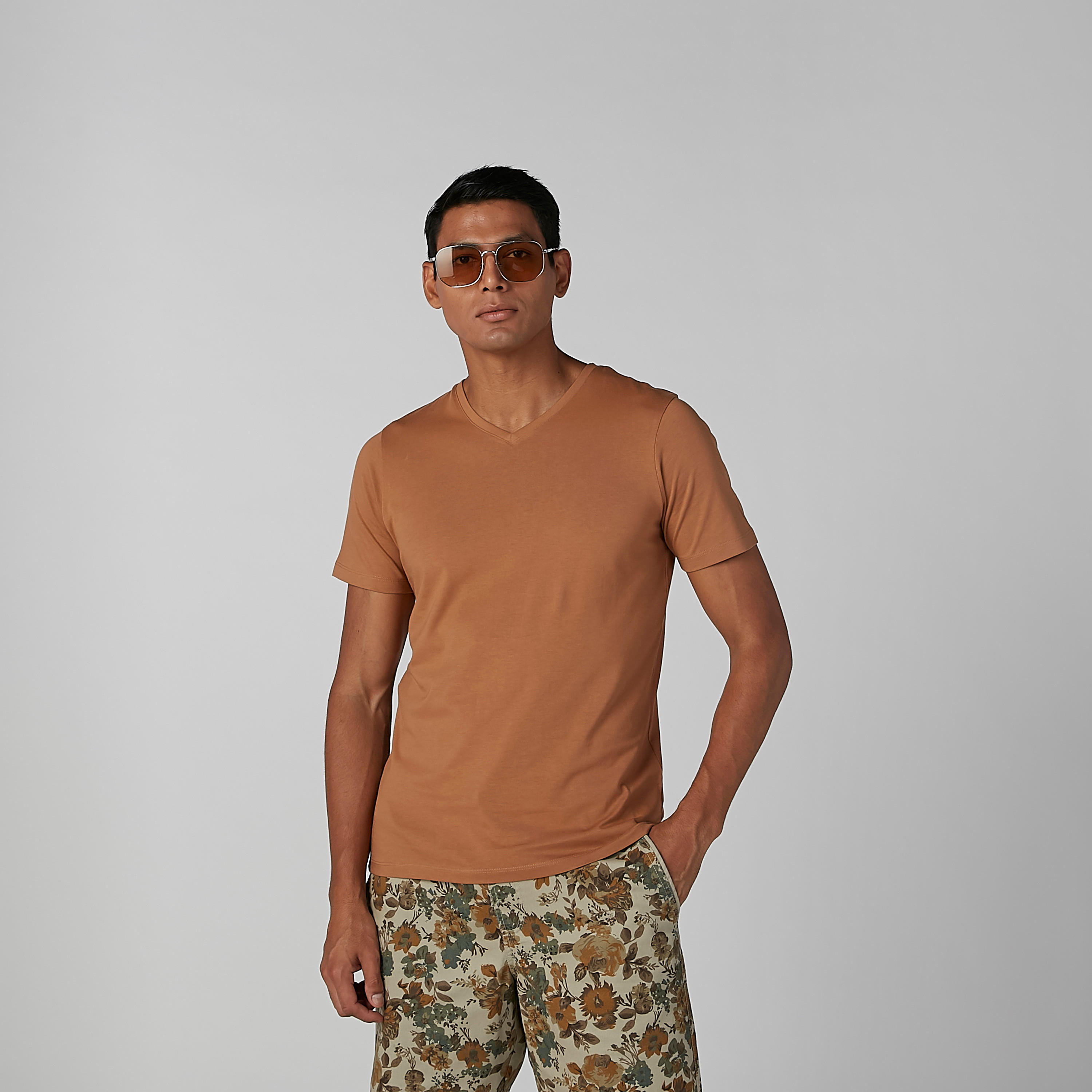 تيشيرت سادة بياقة V وأكمام قصيرة-men-clothing-tshirtsandpolos-tshirts-image-1