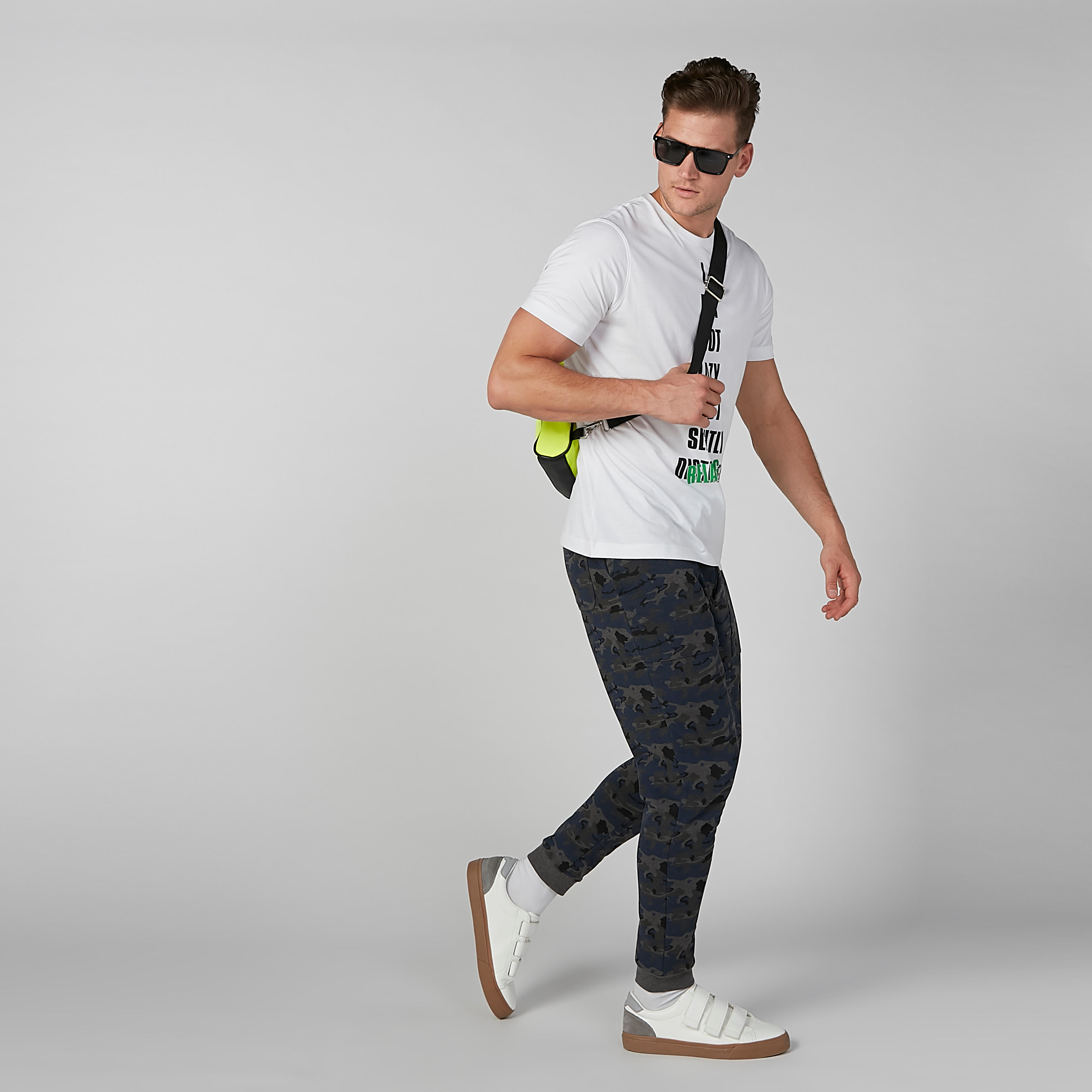 تيشيرت بياقة ضيقة وأكمام قصيرة وطبعات-men-clothing-tshirtsandpolos-tshirts-image-4