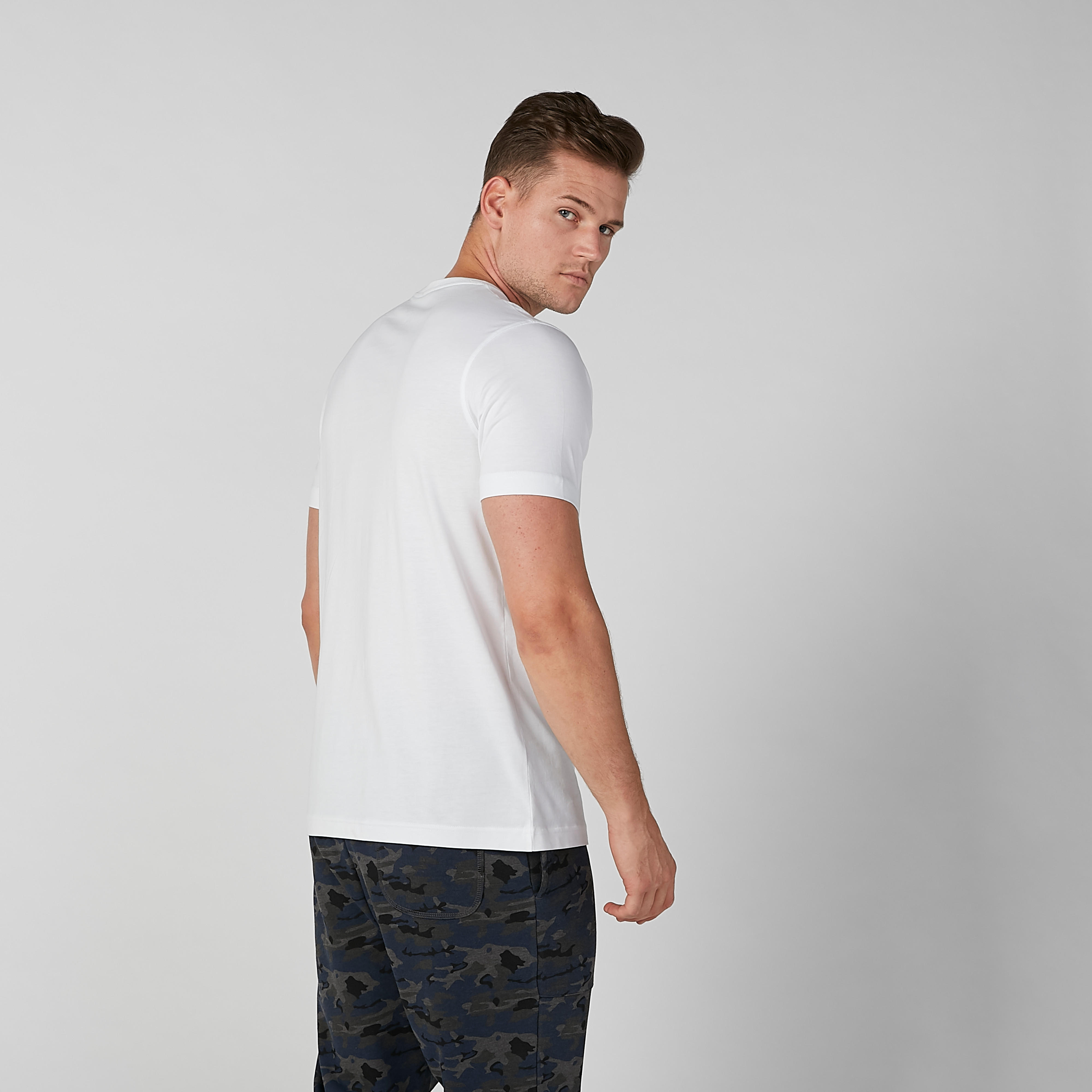 تيشيرت بياقة ضيقة وأكمام قصيرة وطبعات-men-clothing-tshirtsandpolos-tshirts-image-2