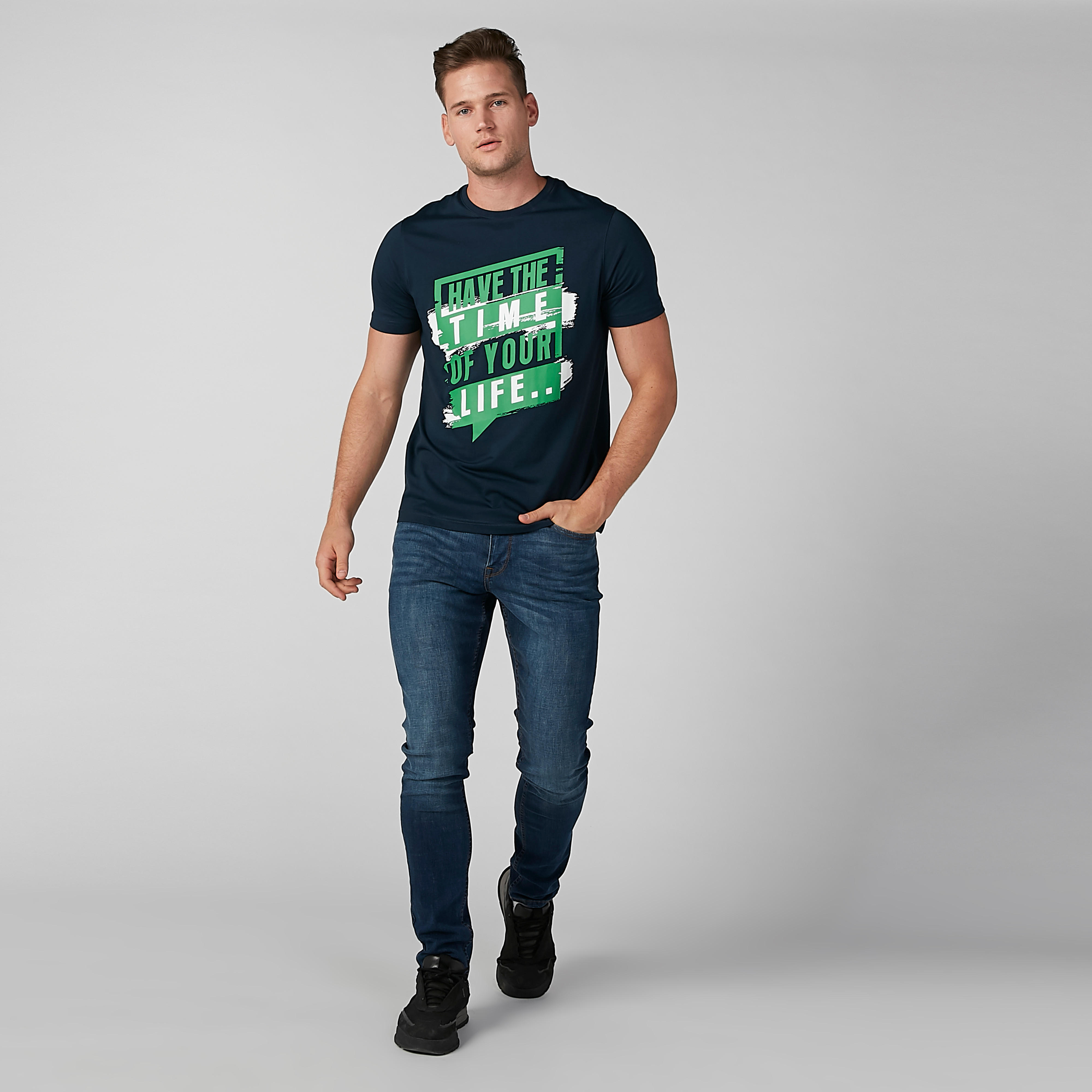 تيشيرت بياقة ضيقة وأكمام قصيرة وطبعات-men-clothing-tshirtsandpolos-tshirts-image-1