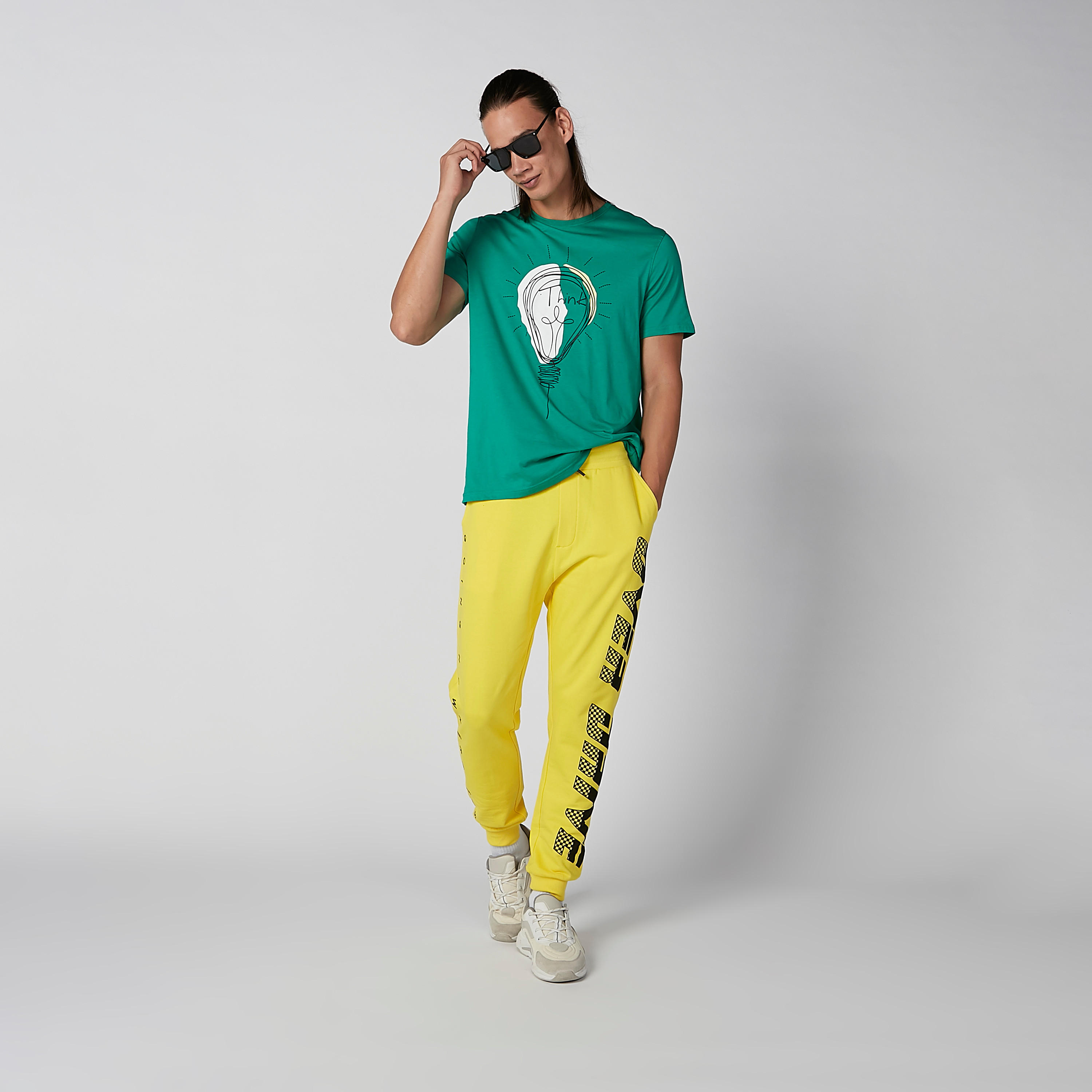 تيشيرت بياقة ضيقة وأكمام قصيرة وطبعات-men-clothing-tshirtsandpolos-tshirts-image-2