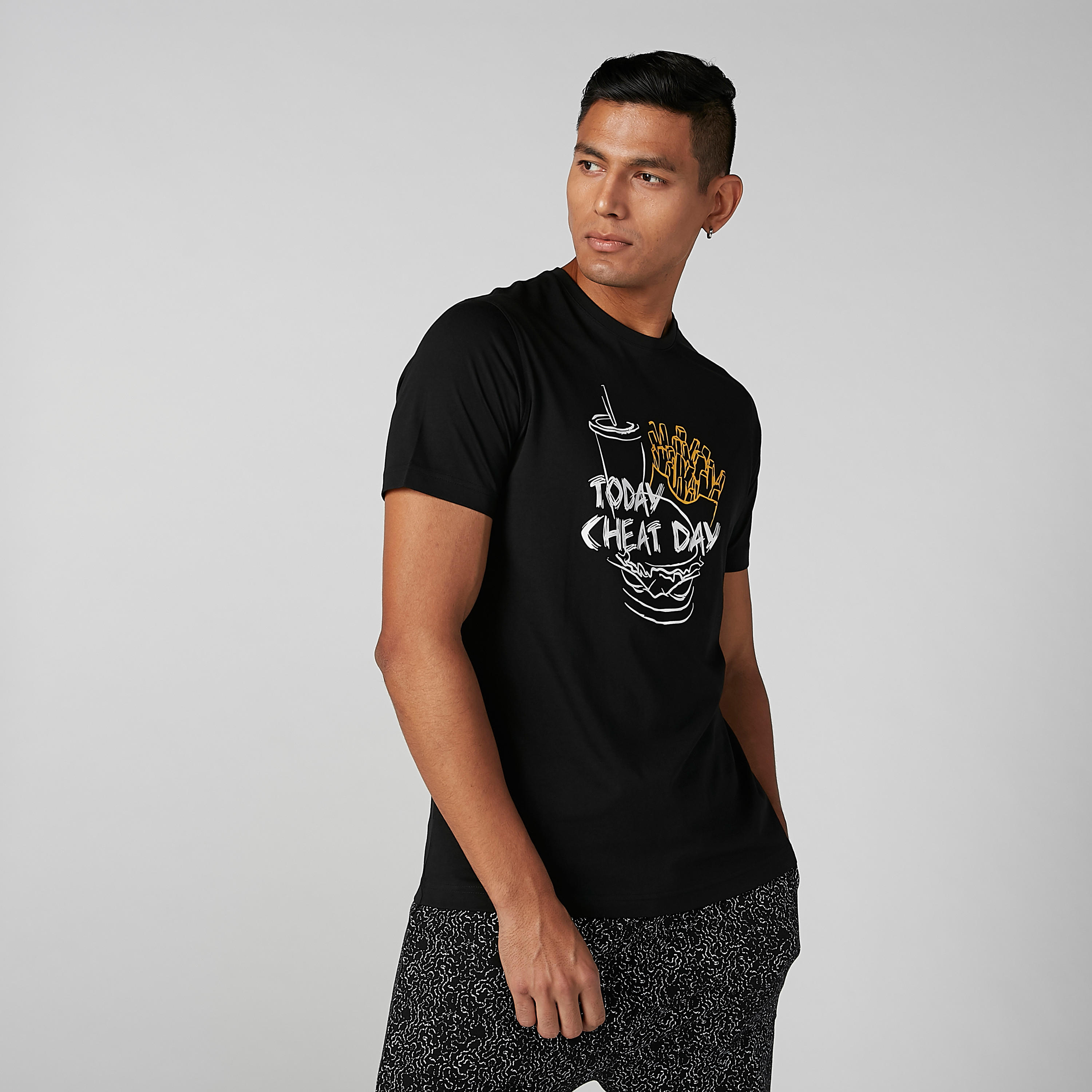 تيشيرت بأكمام قصيرة وياقة ضيّقة وطبعات جرافيك-men-clothing-tshirtsandpolos-tshirts-image-4