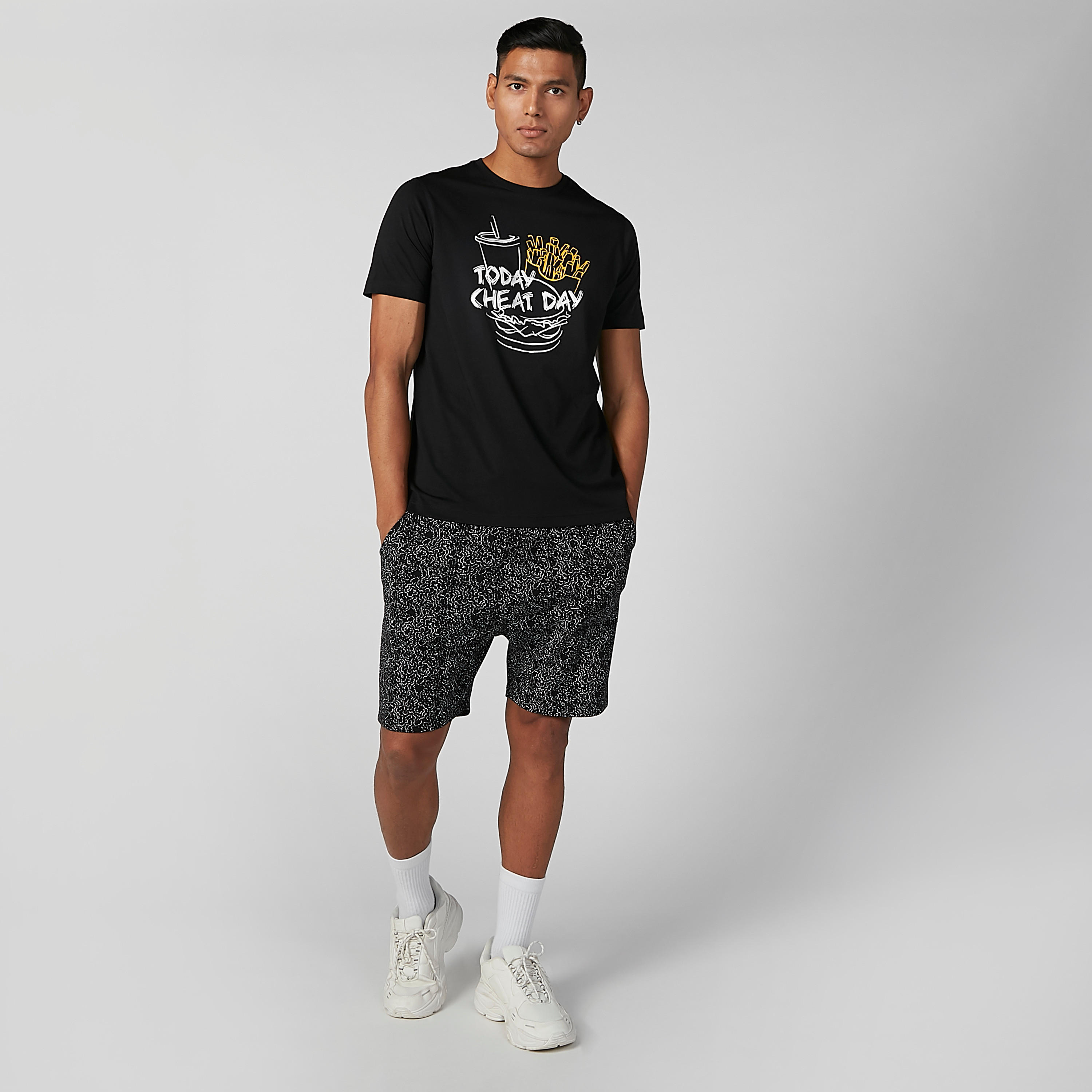 تيشيرت بأكمام قصيرة وياقة ضيّقة وطبعات جرافيك-men-clothing-tshirtsandpolos-tshirts-image-3
