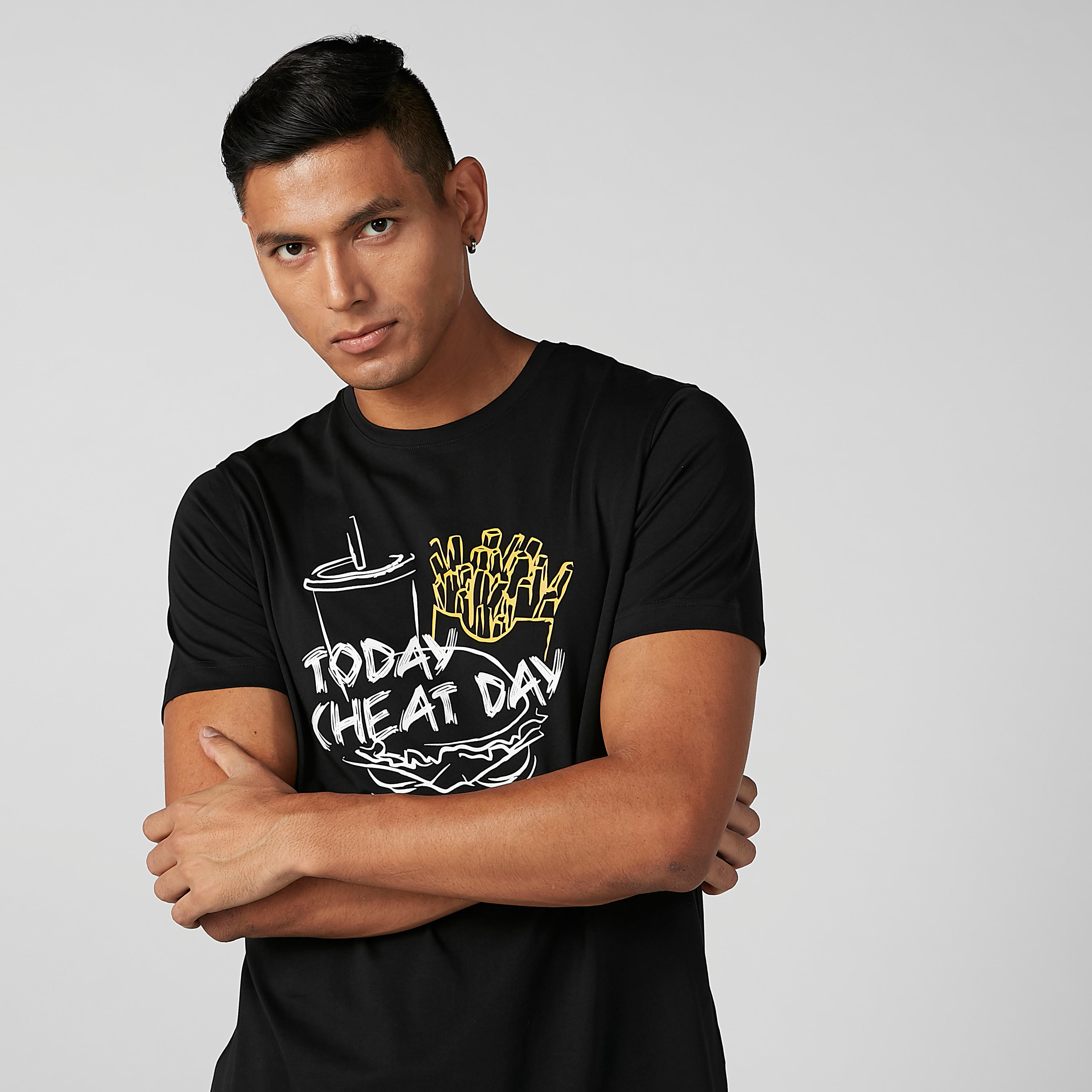 تيشيرت بأكمام قصيرة وياقة ضيّقة وطبعات جرافيك-men-clothing-tshirtsandpolos-tshirts-image-2