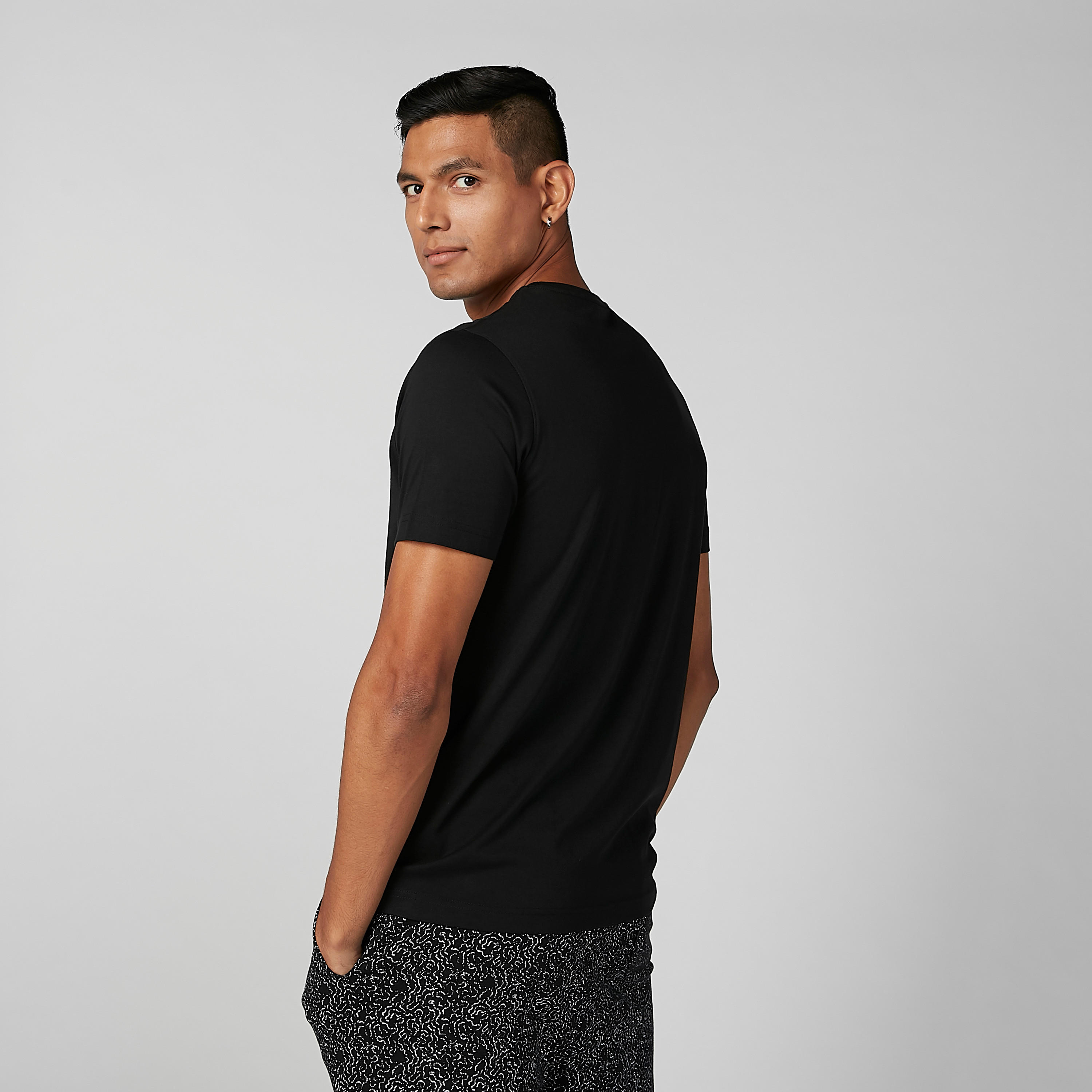 تيشيرت بأكمام قصيرة وياقة ضيّقة وطبعات جرافيك-men-clothing-tshirtsandpolos-tshirts-image-1