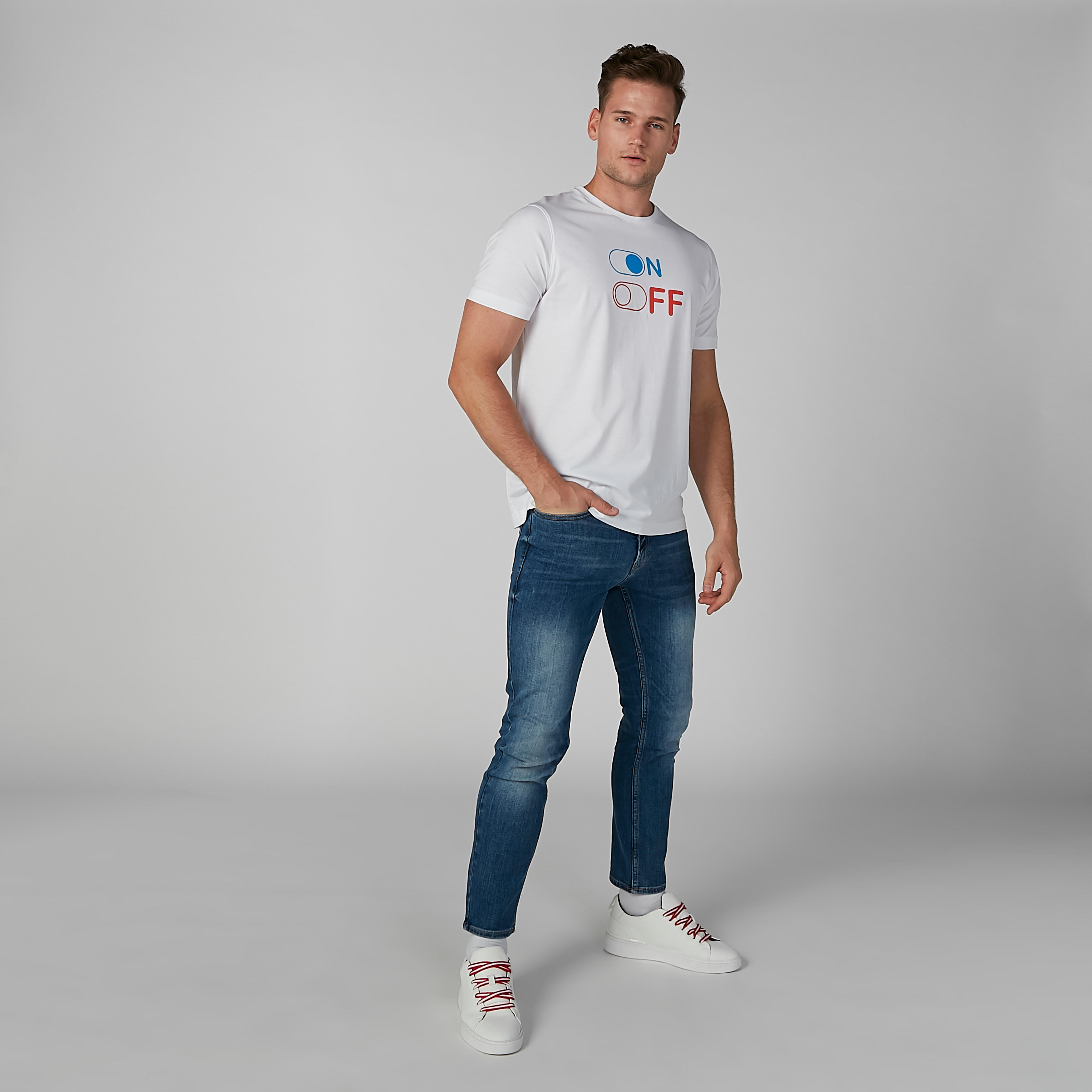 تيشيرت بياقة ضيقة وأكمام قصيرة وطبعات-men-clothing-tshirtsandpolos-tshirts-image-1