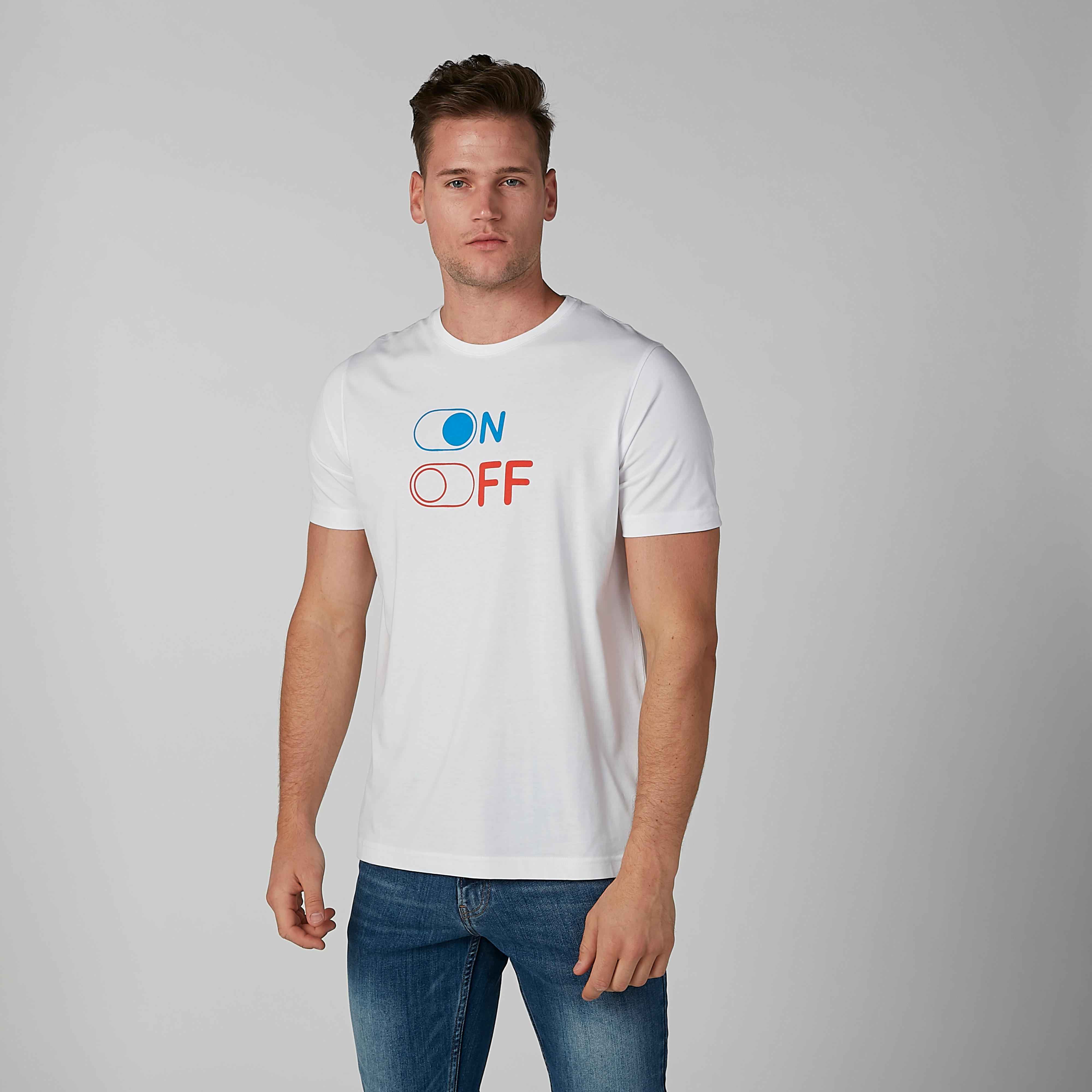 تيشيرت بياقة ضيقة وأكمام قصيرة وطبعات-men-clothing-tshirtsandpolos-tshirts-image-2
