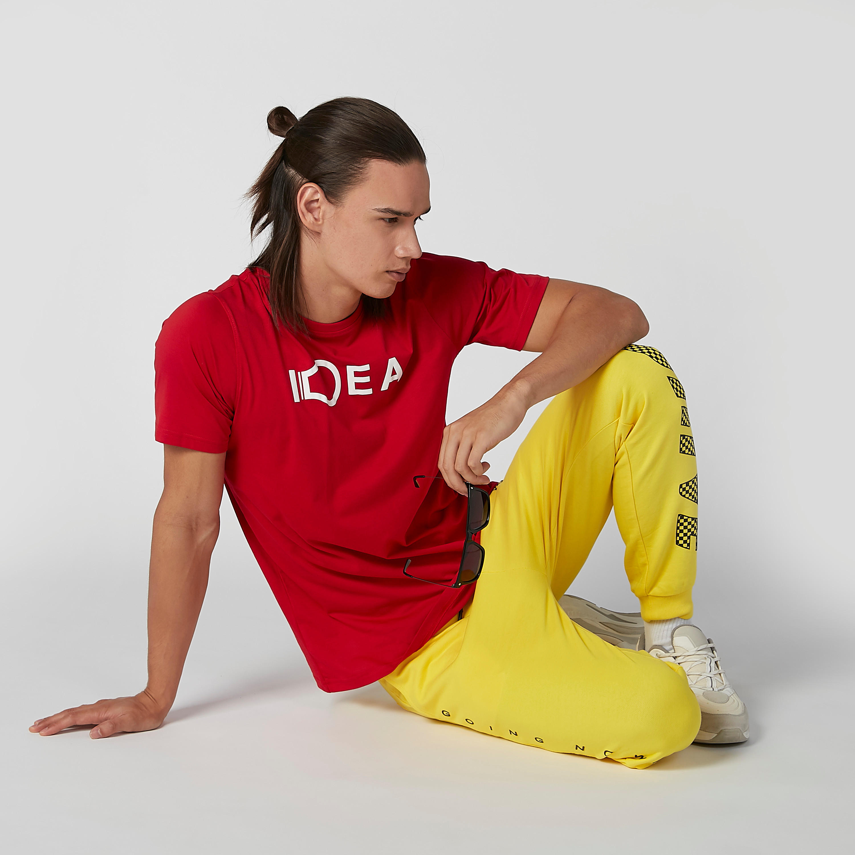 تيشيرت سليم بياقة ضيّقة وأكمام قصيرة وطبعات-men-clothing-tshirtsandpolos-tshirts-image-2