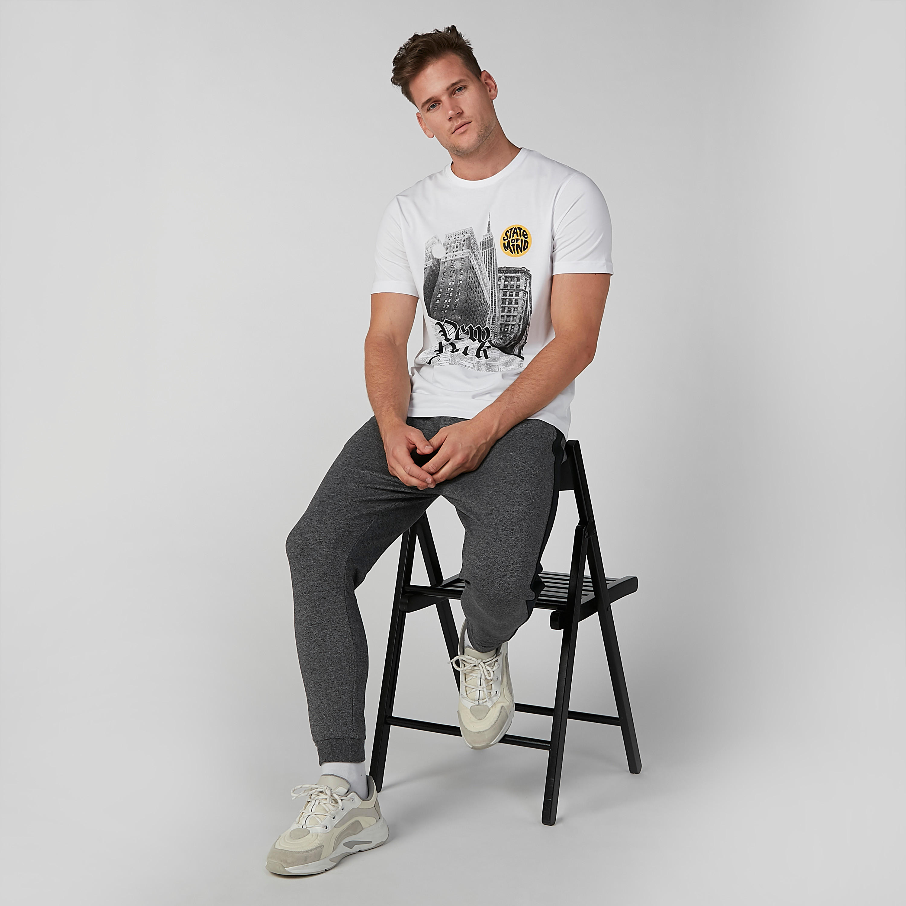تيشيرت بياقة ضيقة وأكمام قصيرة وطبعات-men-clothing-tshirtsandpolos-tshirts-image-4