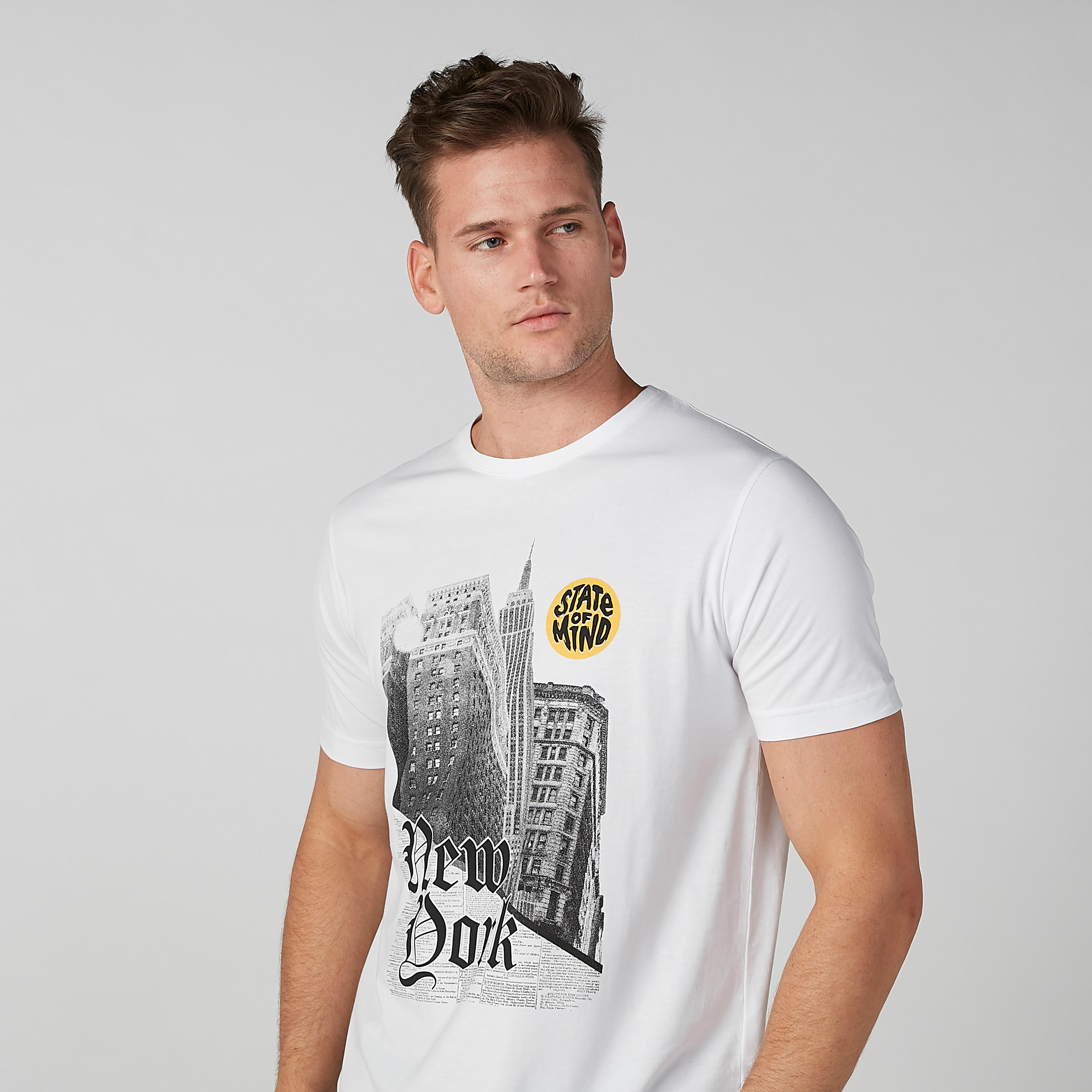 تيشيرت بياقة ضيقة وأكمام قصيرة وطبعات-men-clothing-tshirtsandpolos-tshirts-image-3