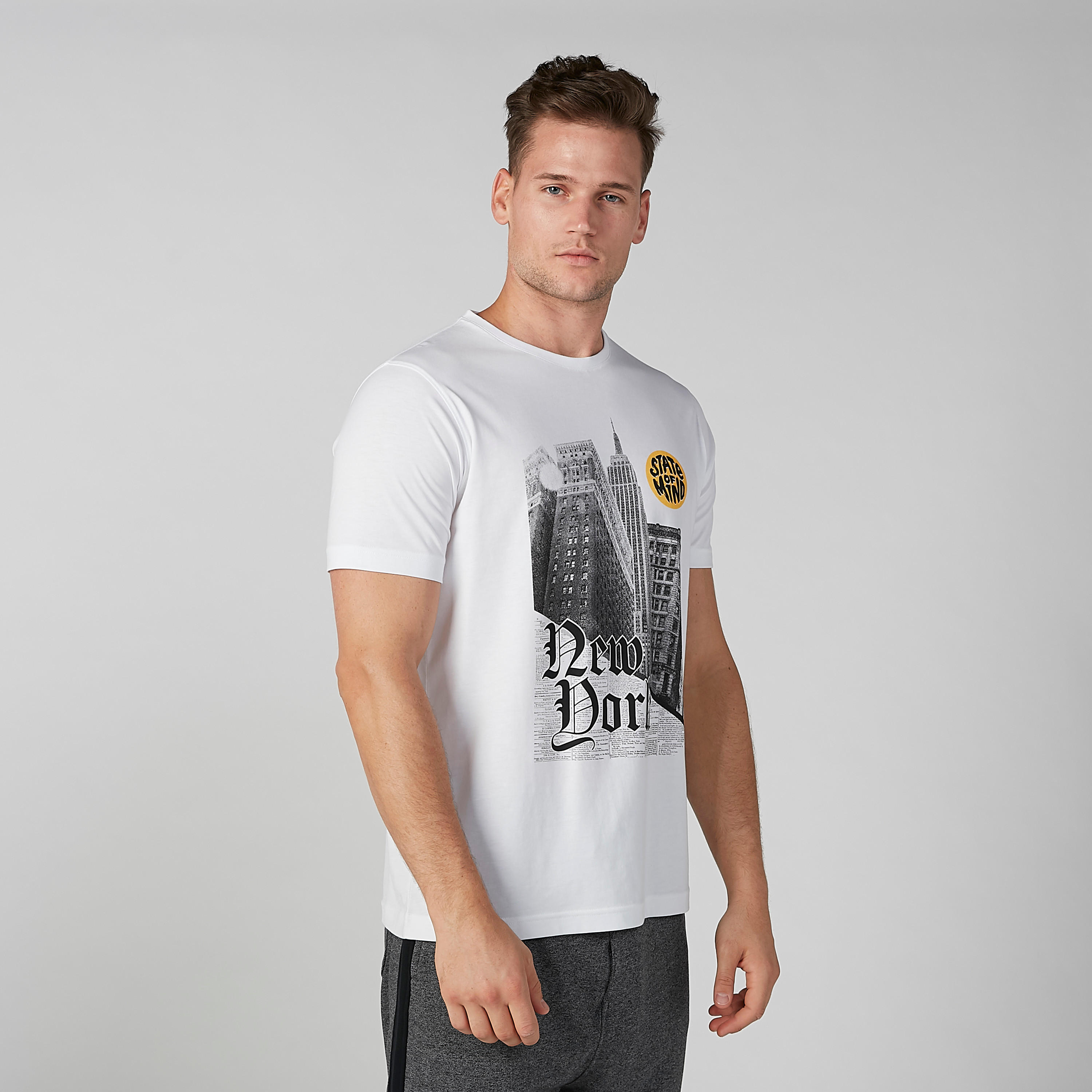 تيشيرت بياقة ضيقة وأكمام قصيرة وطبعات-men-clothing-tshirtsandpolos-tshirts-image-2