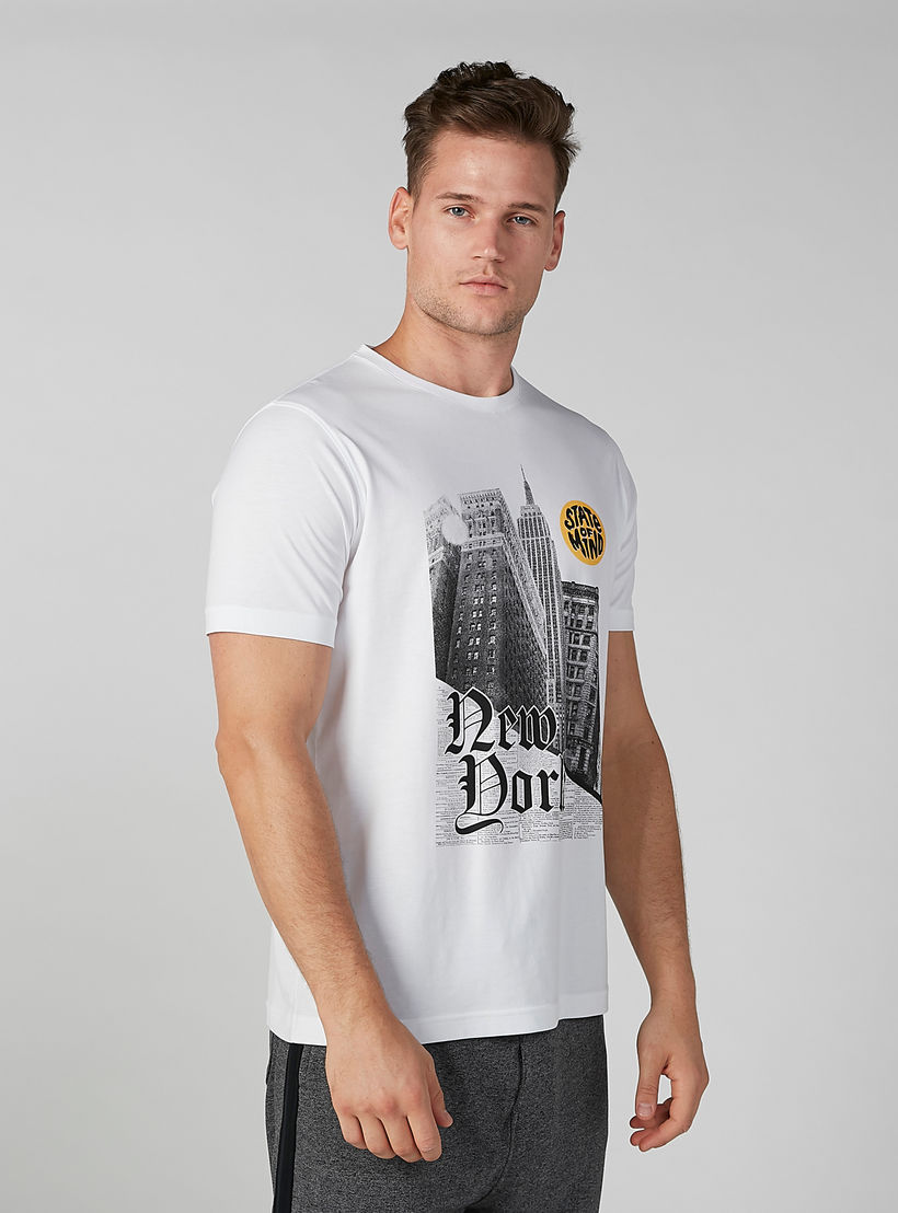 تيشيرت بياقة ضيقة وأكمام قصيرة وطبعات-men-clothing-tshirtsandpolos-tshirts-image-2
