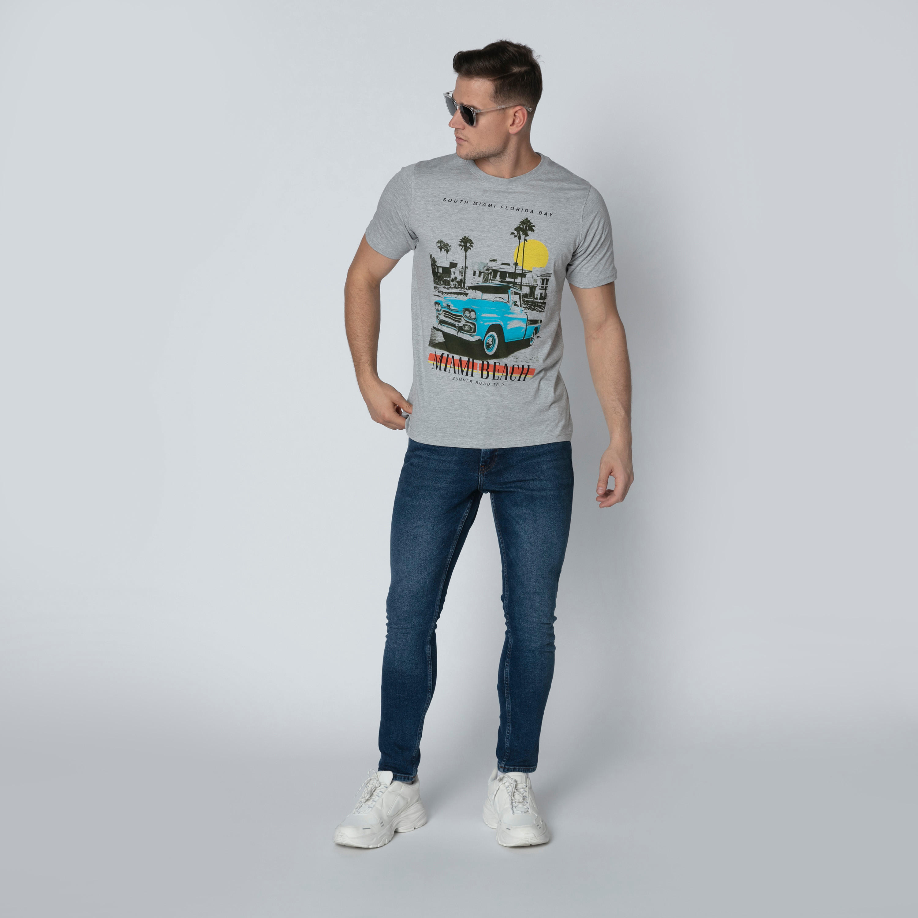 تيشيرت بقصّة سليم وياقة مستديرة وأكمام قصيرة وطبعات-men-clothing-tshirtsandpolos-tshirts-image-3