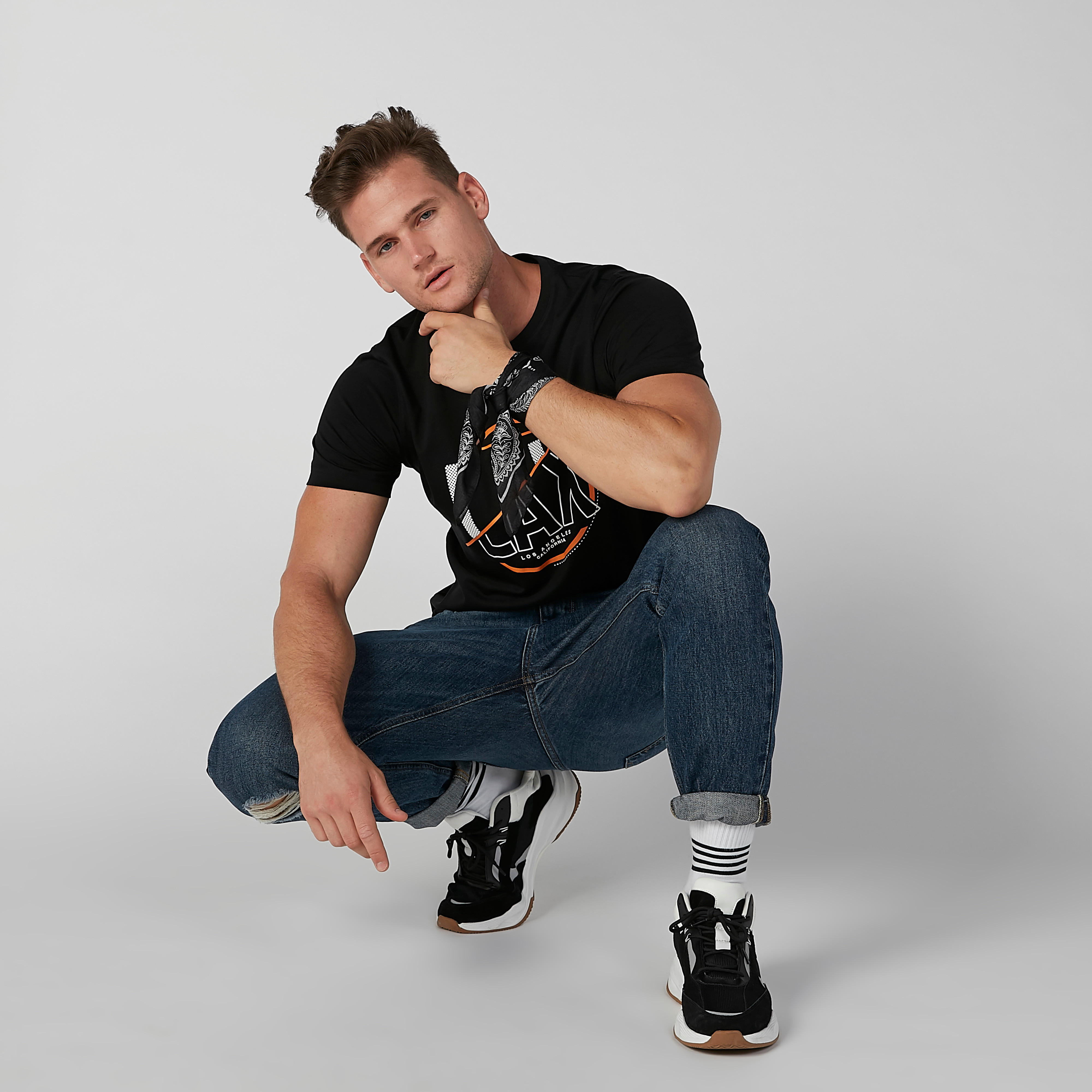 تيشيرت بياقة ضيقة وأكمام قصيرة وطبعات-men-clothing-tshirtsandpolos-tshirts-image-1