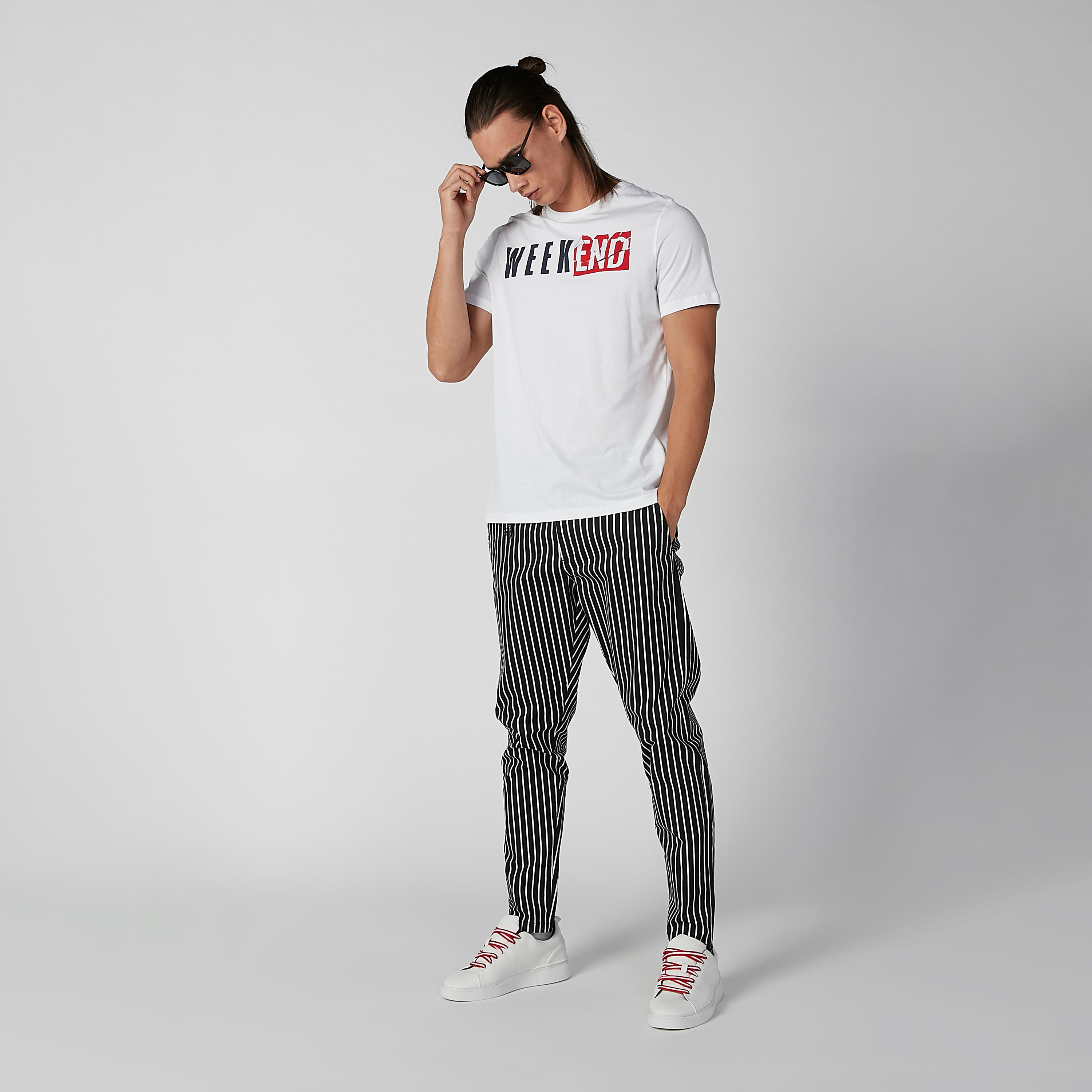 تيشيرت بياقة ضيقة وأكمام قصيرة وطبعات-men-clothing-tshirtsandpolos-tshirts-image-2