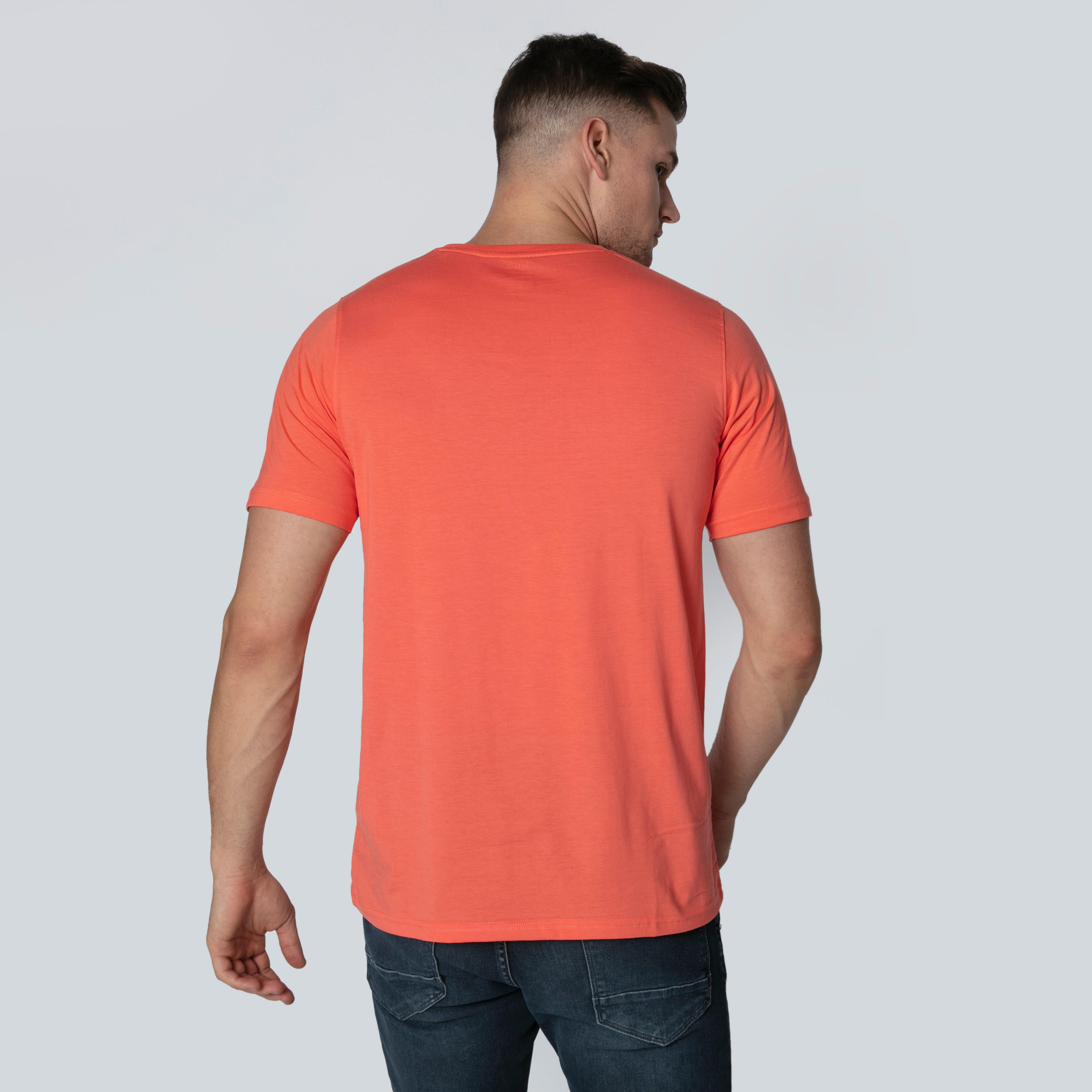 تيشيرت بقصّة سليم وطبعات مع ياقة مستديرة وأكمام قصيرة-men-clothing-tshirtsandpolos-tshirts-image-2