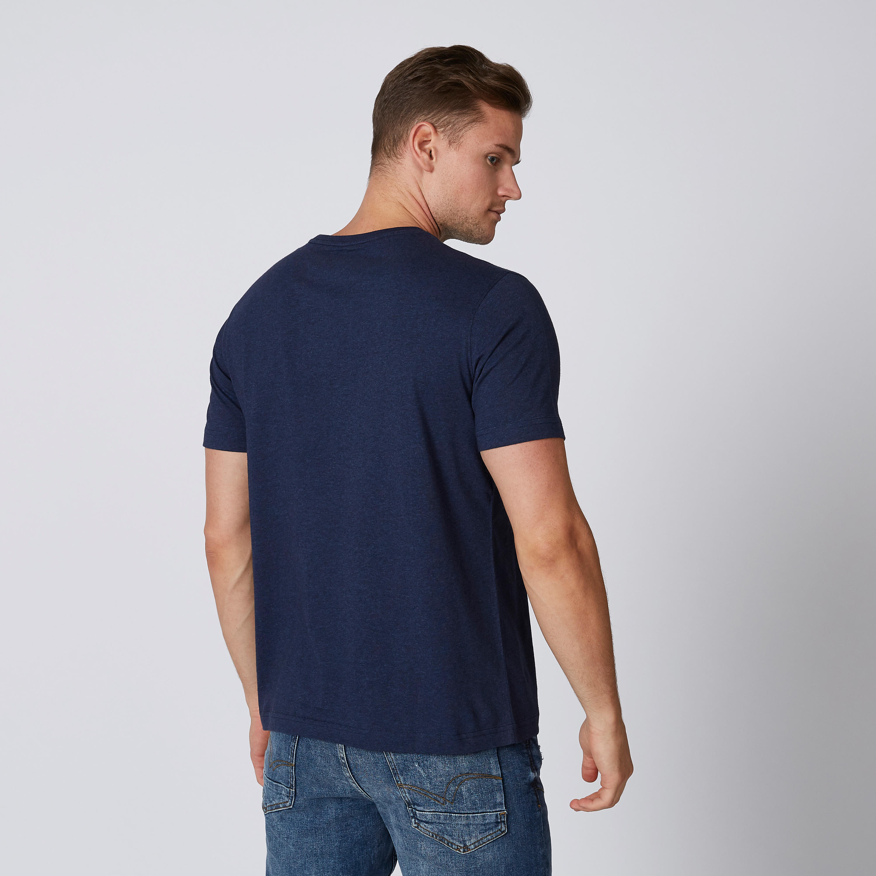تيشيرت بياقة ضيقة وأكمام قصيرة وطبعات-men-clothing-tshirtsandpolos-tshirts-image-2