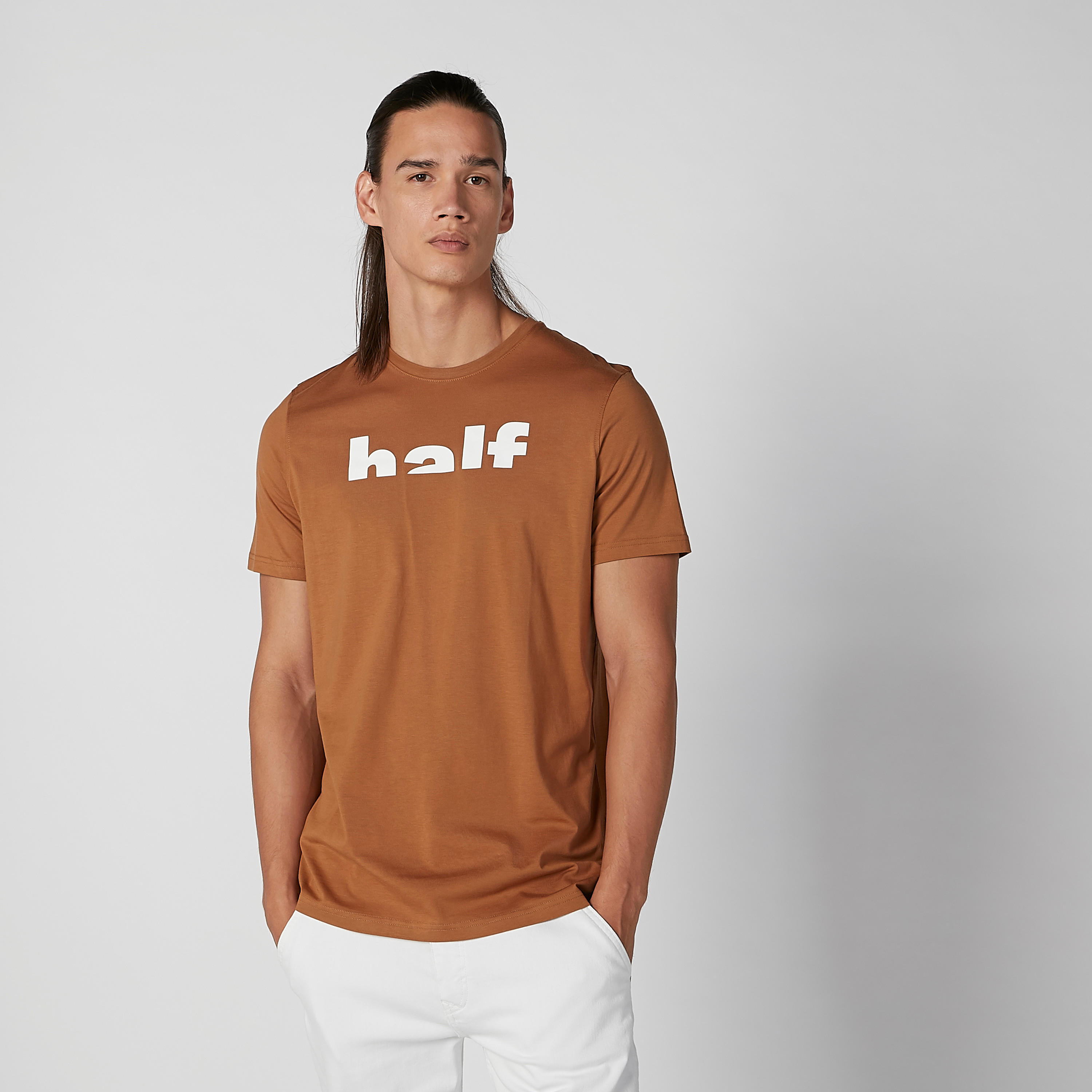 تيشيرت بياقة ضيقة وأكمام قصيرة وطبعات-men-clothing-tshirtsandpolos-tshirts-image-2