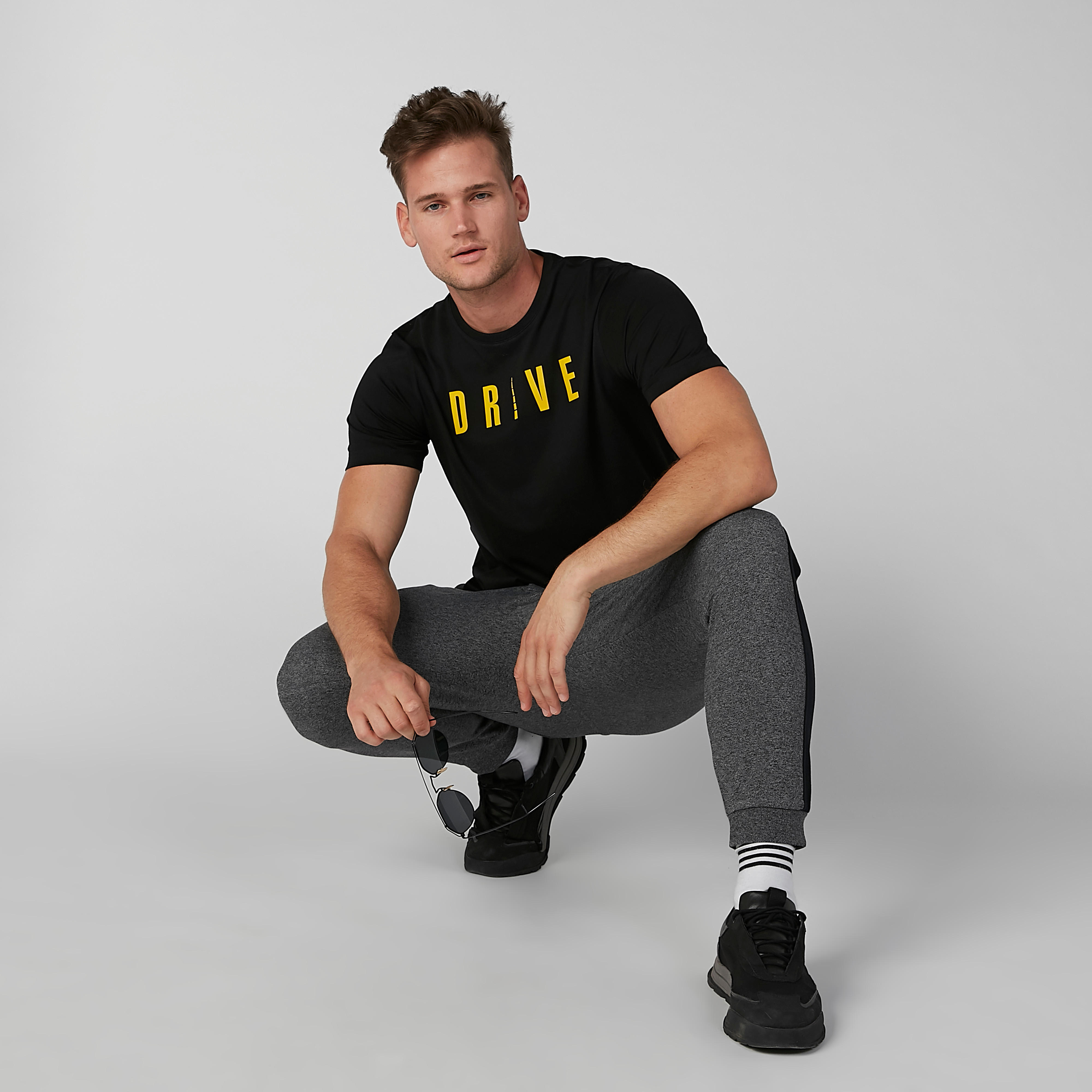 تيشيرت بياقة ضيقة وأكمام قصيرة وطبعات-men-clothing-tshirtsandpolos-tshirts-image-6