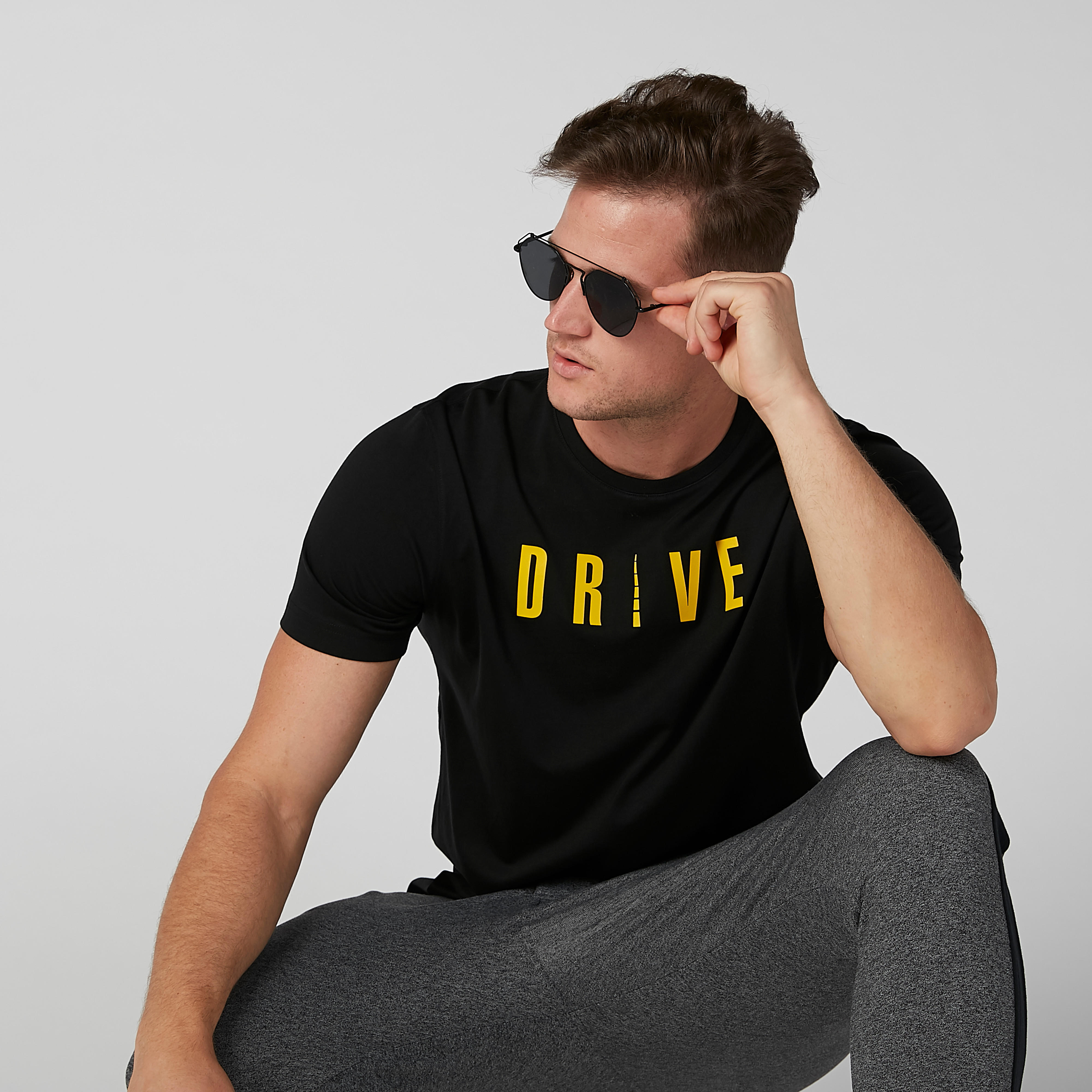 تيشيرت بياقة ضيقة وأكمام قصيرة وطبعات-men-clothing-tshirtsandpolos-tshirts-image-1