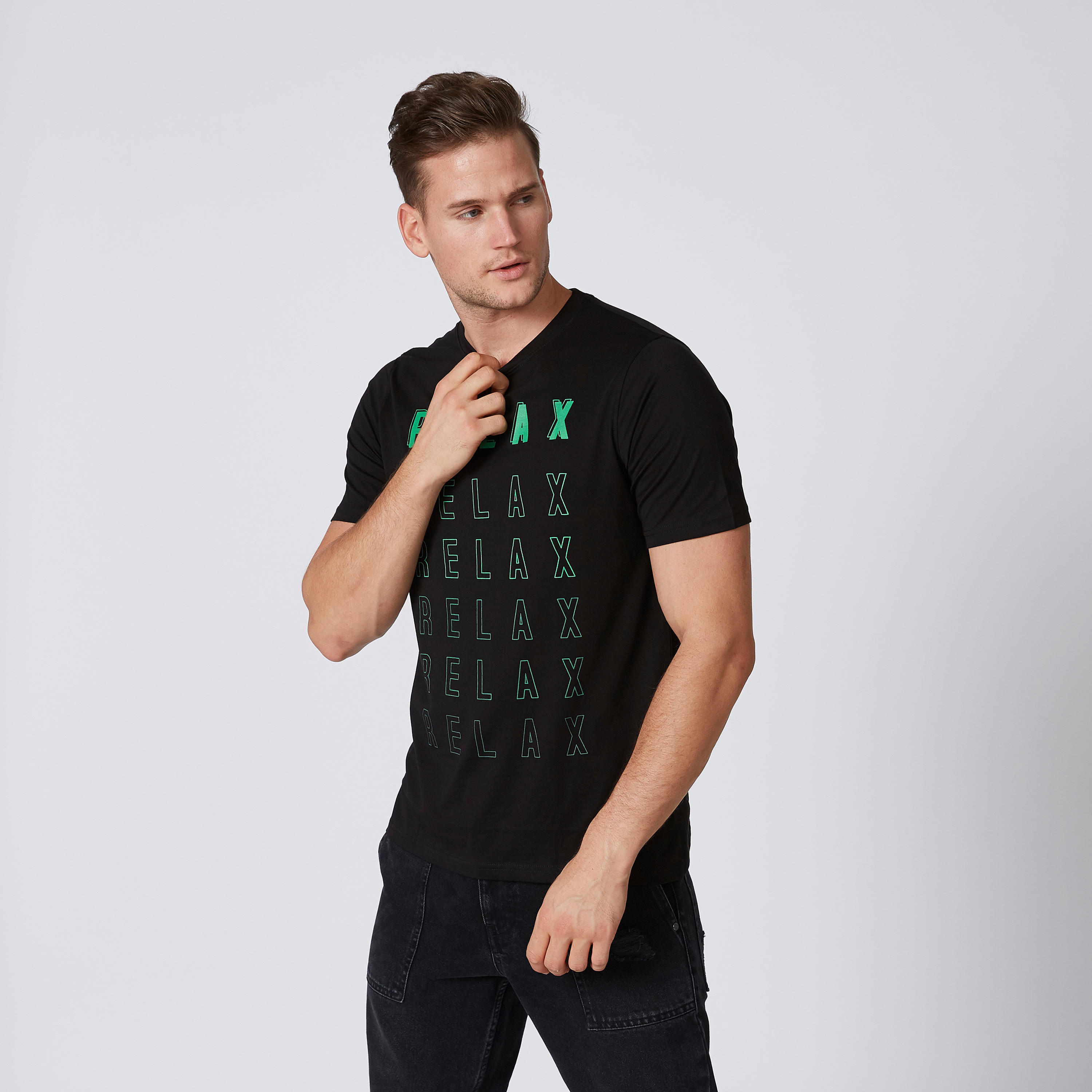 تيشيرت بقصّة سليم وياقة ضيّقة وأكمام قصيرة وطبعات-men-clothing-tshirtsandpolos-tshirts-image-1