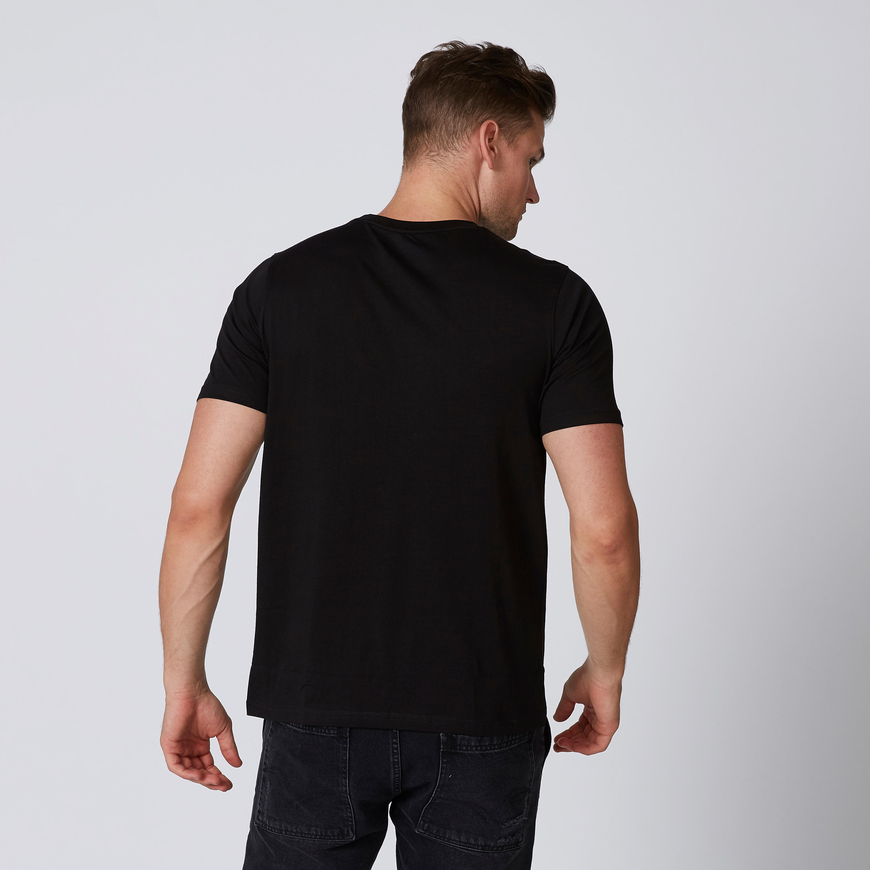 تيشيرت بقصّة سليم وياقة ضيّقة وأكمام قصيرة وطبعات-men-clothing-tshirtsandpolos-tshirts-image-2