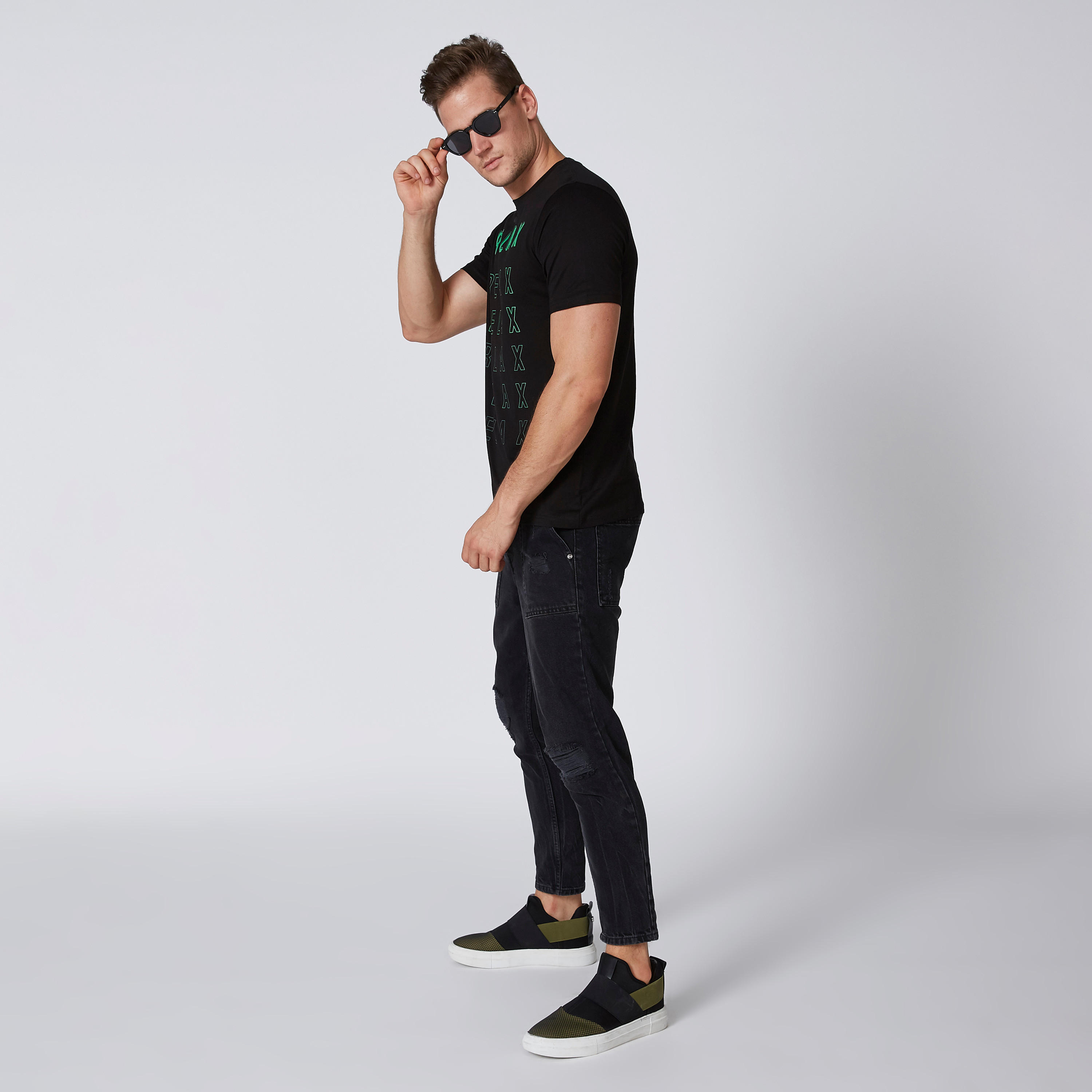 تيشيرت بقصّة سليم وياقة ضيّقة وأكمام قصيرة وطبعات-men-clothing-tshirtsandpolos-tshirts-image-3
