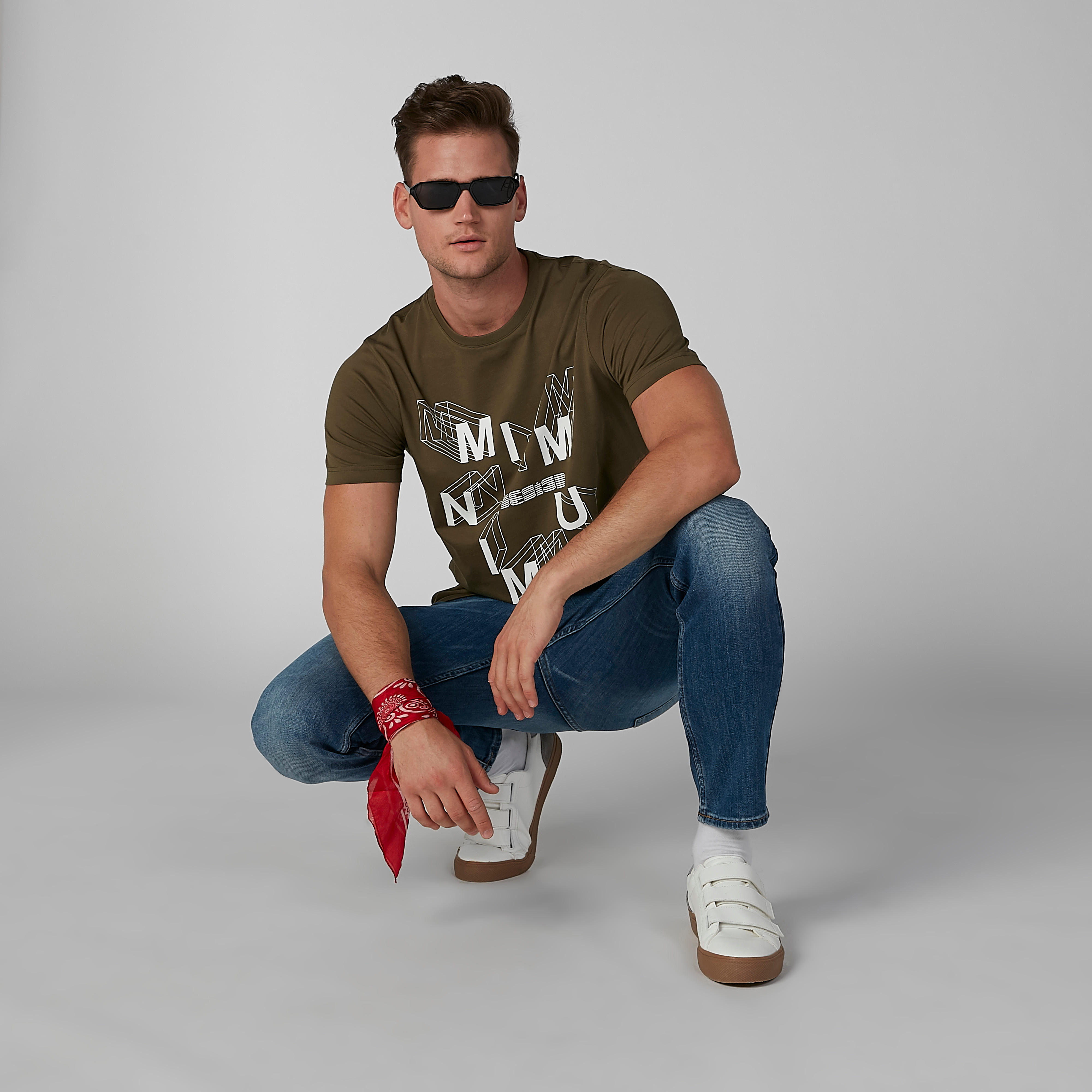 تيشيرت بياقة ضيقة وأكمام قصيرة وطبعات-men-clothing-tshirtsandpolos-tshirts-image-3