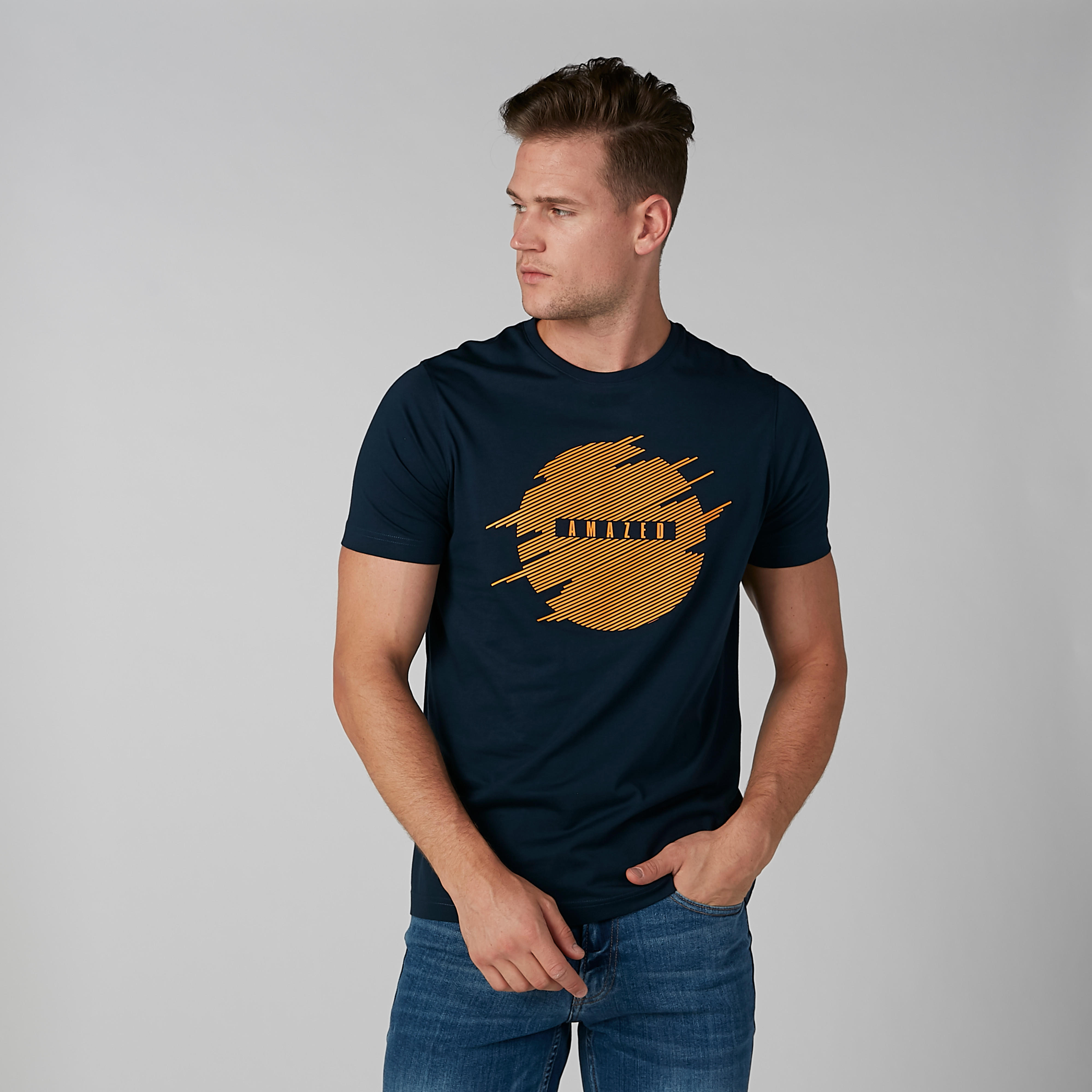 تيشيرت بياقة ضيقة وأكمام قصيرة وطبعات-men-clothing-tshirtsandpolos-tshirts-image-2