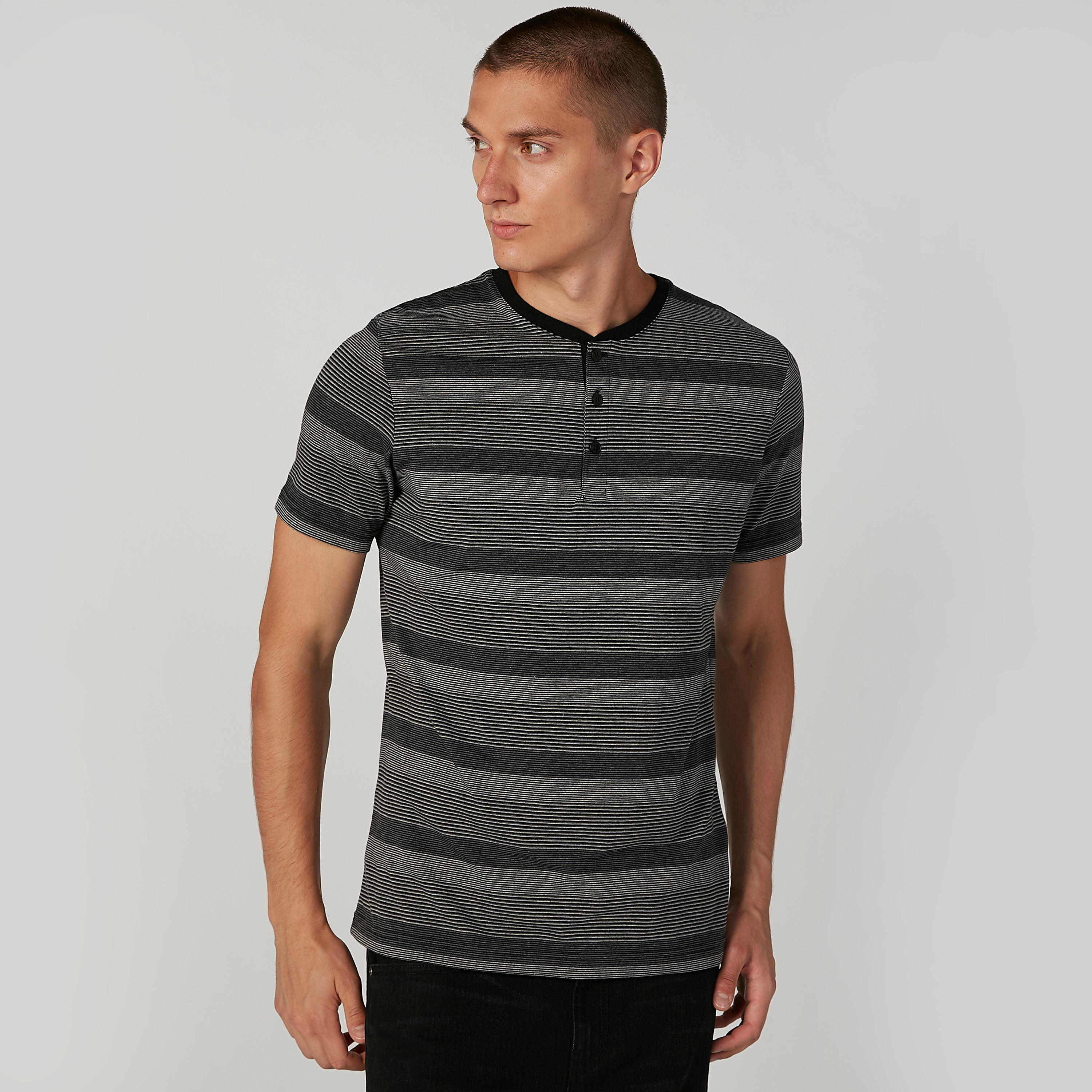 تيشيرت مقلّم بياقة هينلي وأكمام قصيرة-men-clothing-tshirtsandpolos-tshirts-image-1