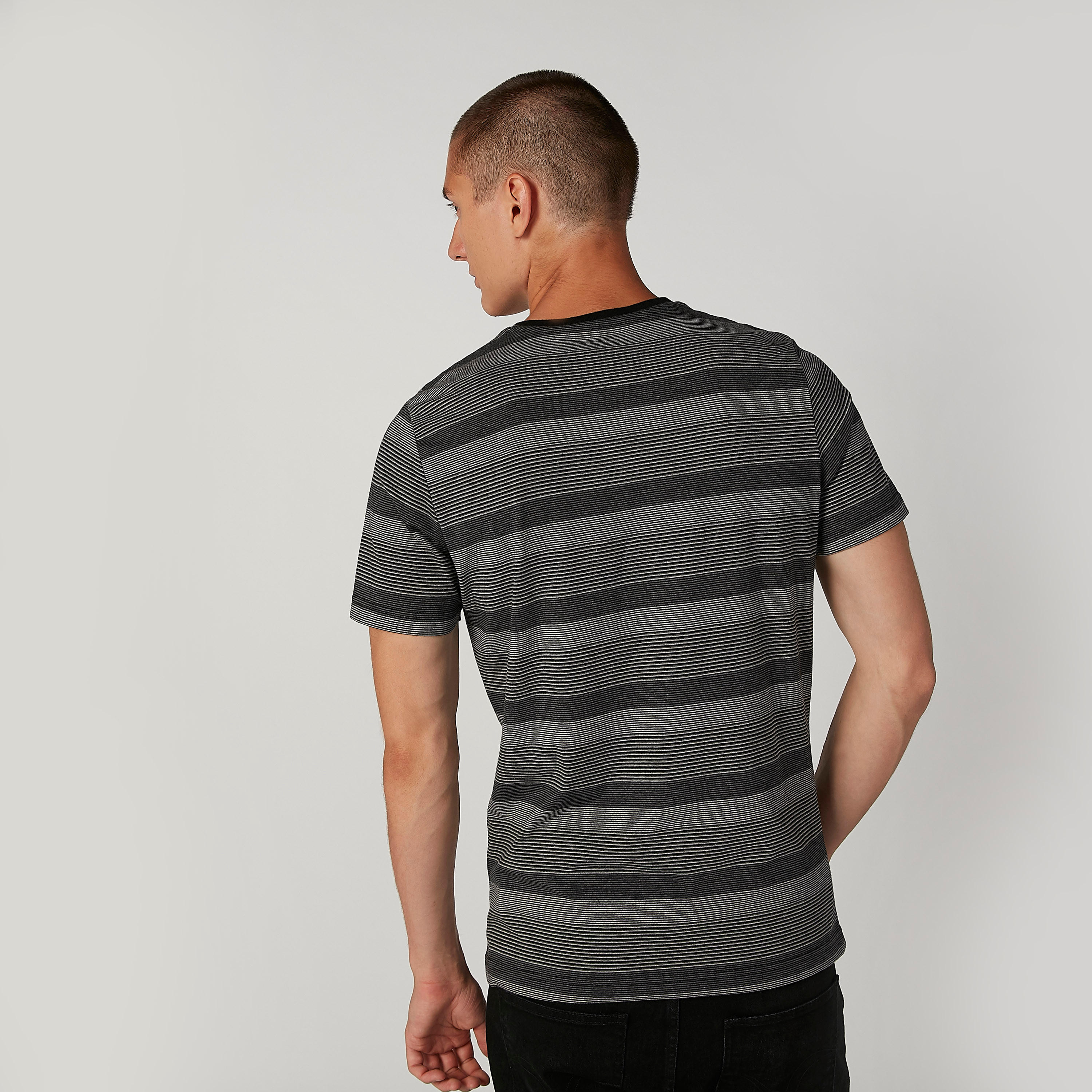 تيشيرت مقلّم بياقة هينلي وأكمام قصيرة-men-clothing-tshirtsandpolos-tshirts-image-3