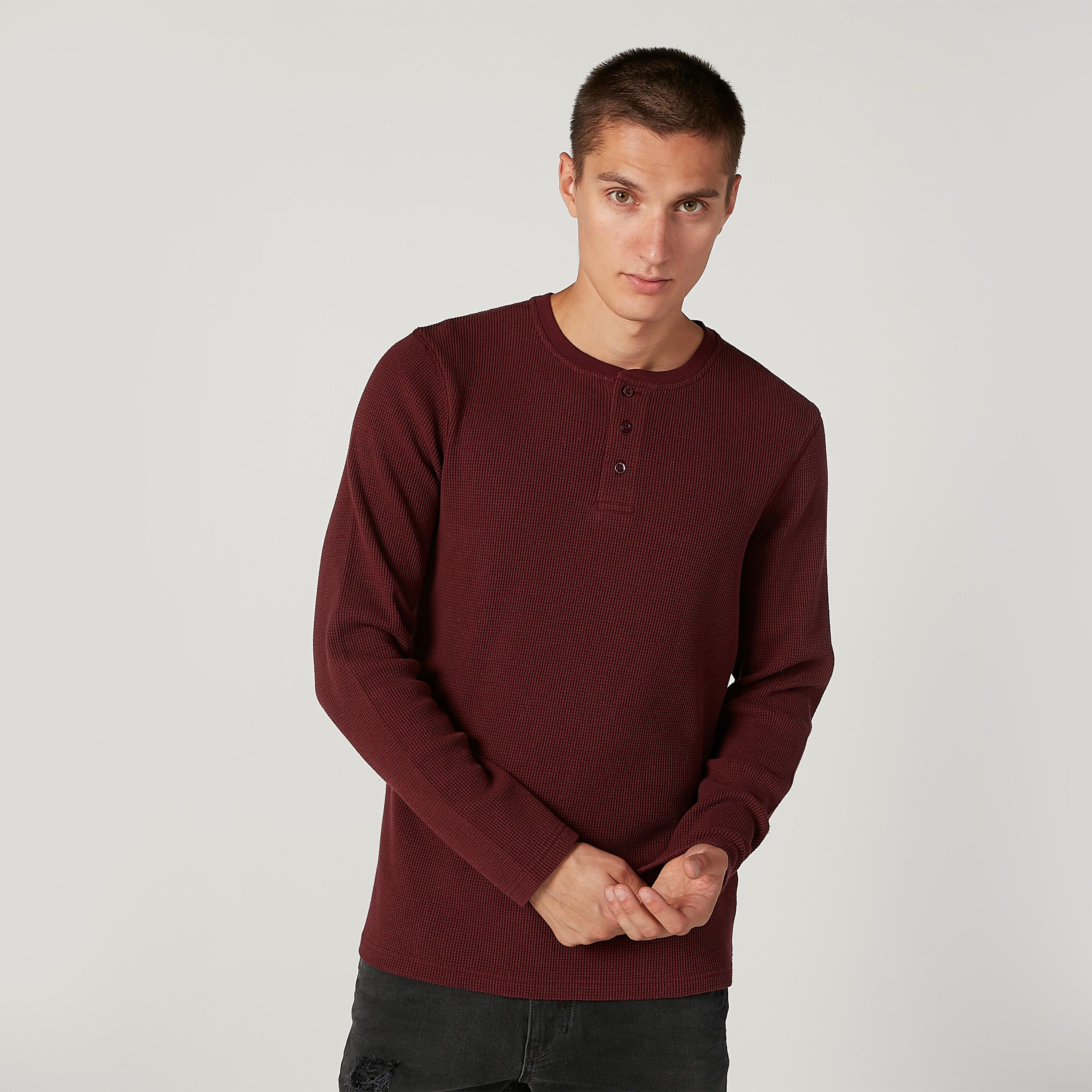 تيشيرت مستدام بارز الملمس بياقة هينلي وأكمام طويلة-men-clothing-tshirtsandpolos-tshirts-image-1