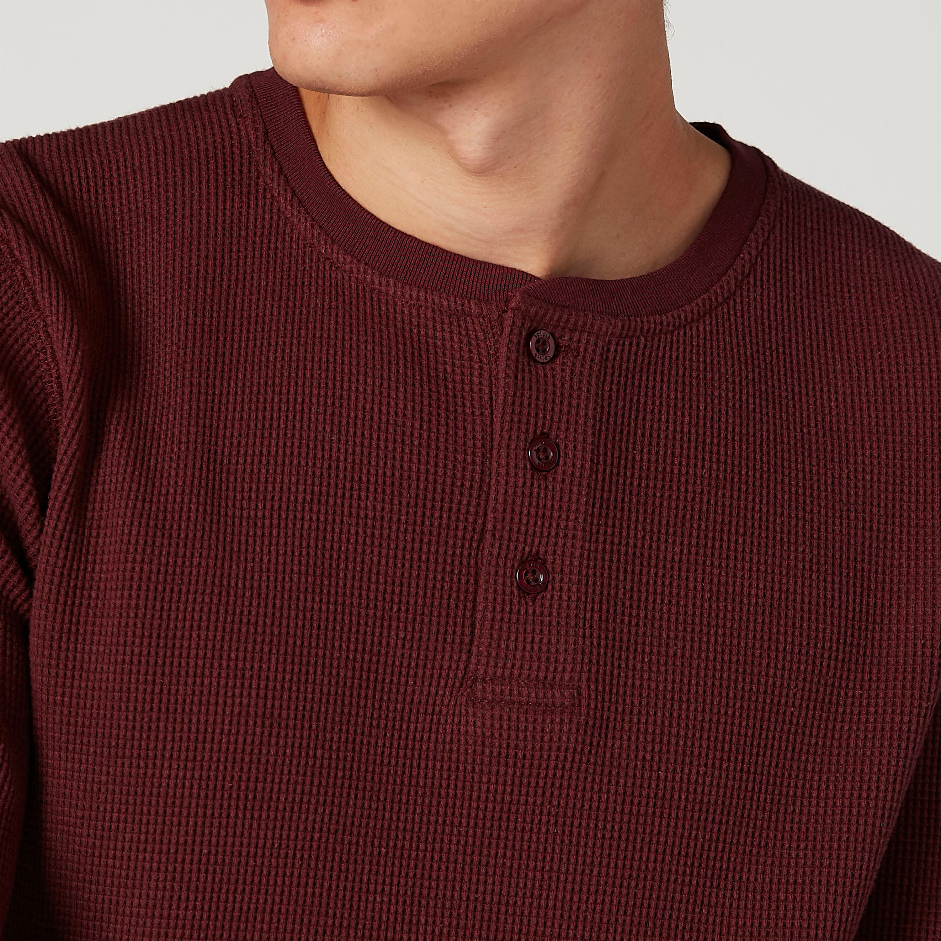 تيشيرت مستدام بارز الملمس بياقة هينلي وأكمام طويلة-men-clothing-tshirtsandpolos-tshirts-image-3
